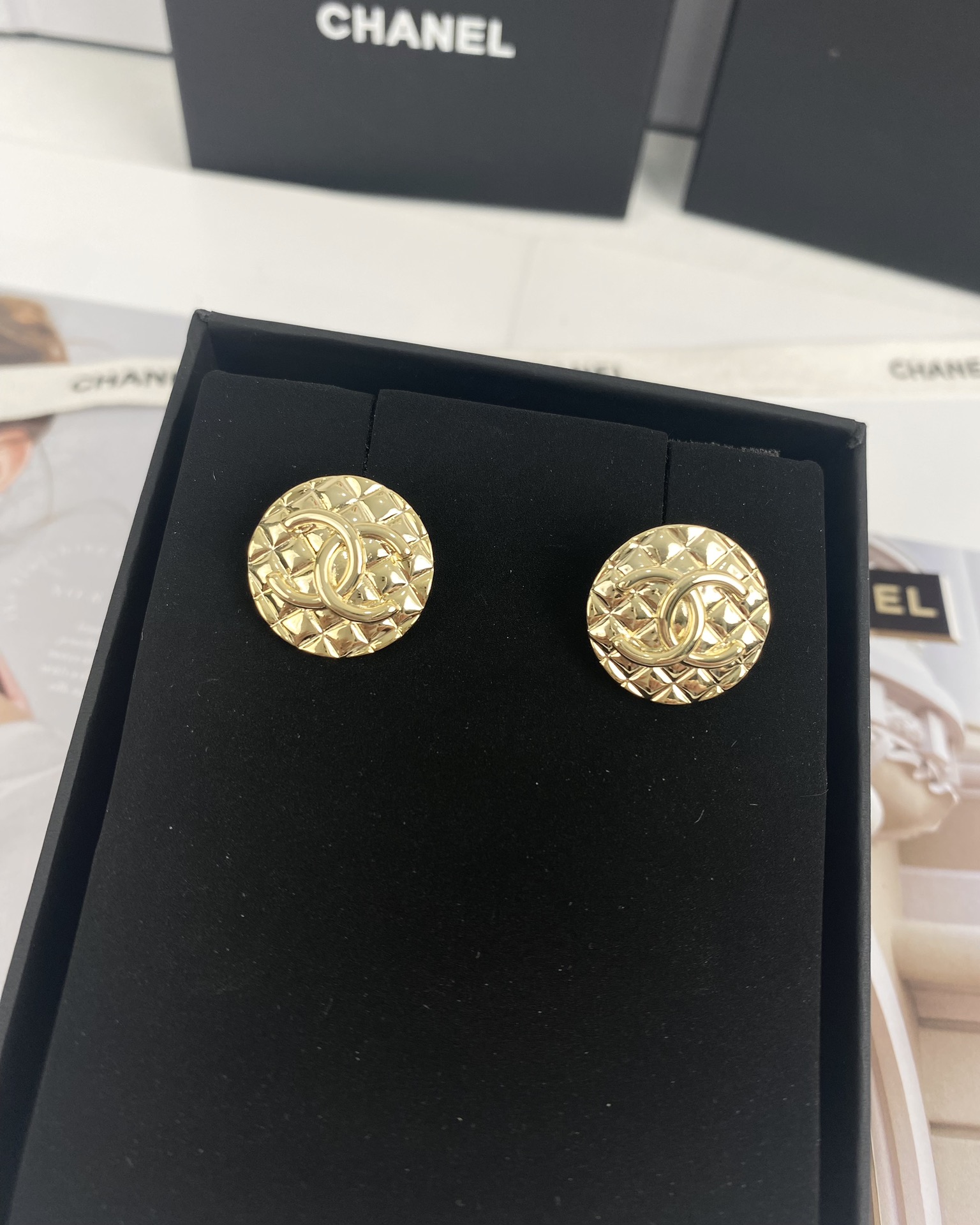 NO:661553,Xiaoxiang new style golden Japanese and Korean style rhombus round earrings, Chanel earrings, chanel19860909小香新款 金色日韩风格 菱格纹 圆形耳钉,香奈儿耳钉,chanel,Jewelry
