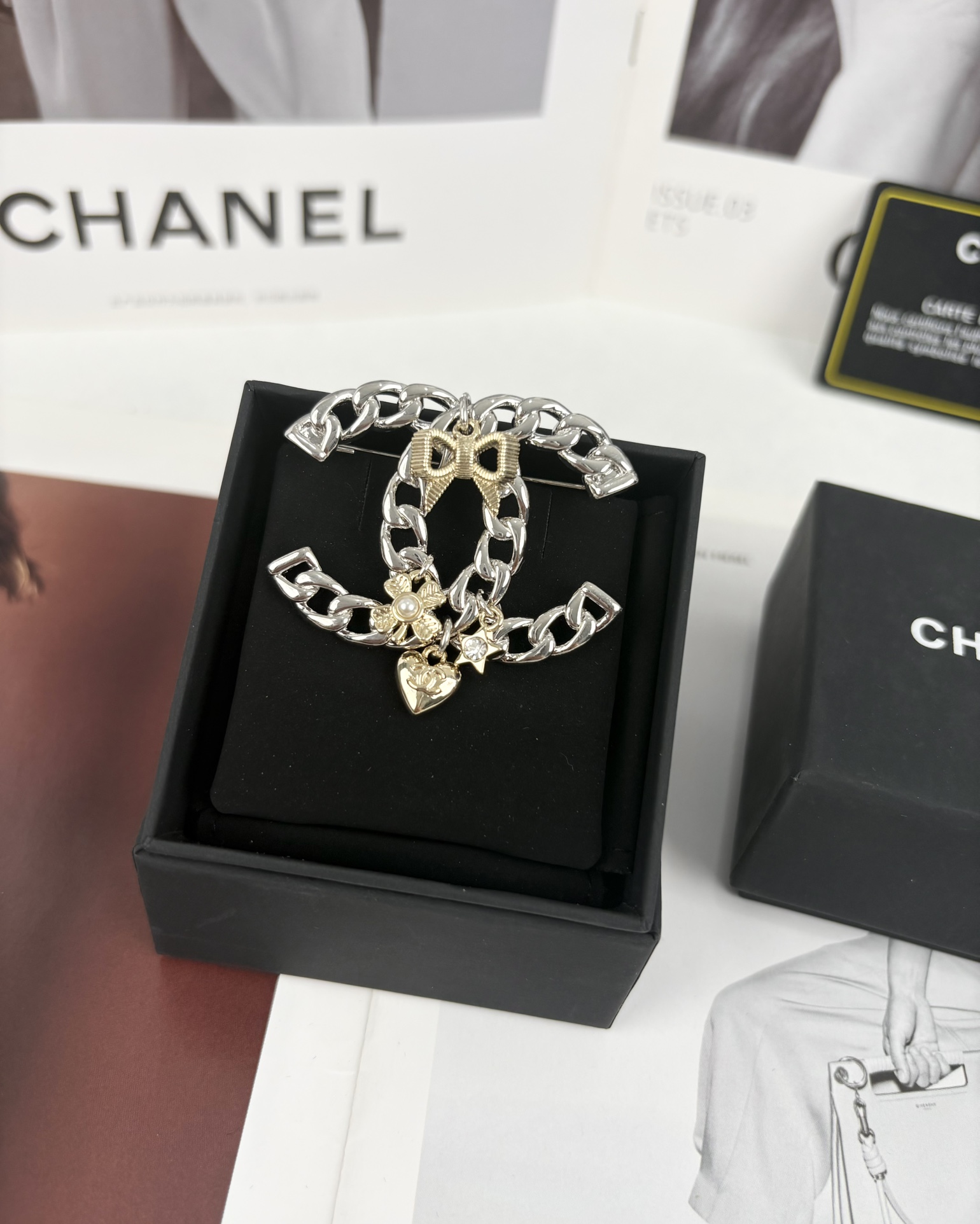 NO:102271,Xiaoxiang new style silver hollow double C brooch bow peach heart four-leaf clover various multi-element matching, Chanel brooch, chanel, brooch, breastpin19860909小香新款 银色镂空双C胸针 蝴蝶结 桃心 四叶草各种多元素搭配,香奈儿胸针,chanel,brooch，breastpin,Jewelry