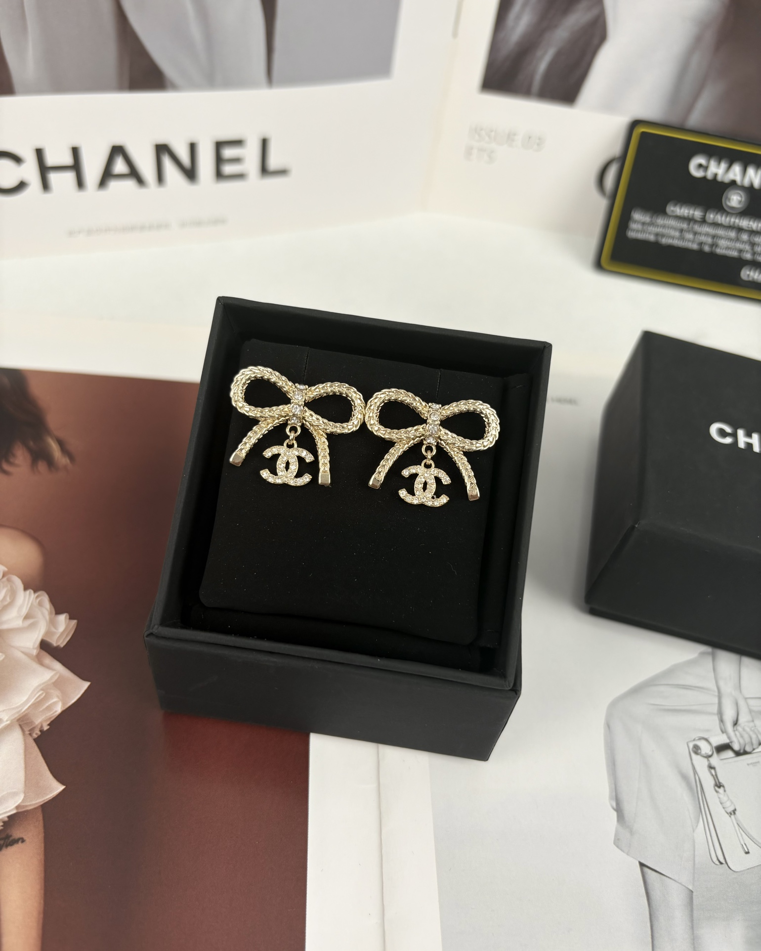 NO:102207,Xiaoxiang light golden bow high-end double c full diamond pendant earrings, Chanel earrings, chanel, earrings19860909小香 浅金色蝴蝶结 高级感双c满钻 吊坠耳环,香奈儿耳钉,chanel,earrings,Jewelry