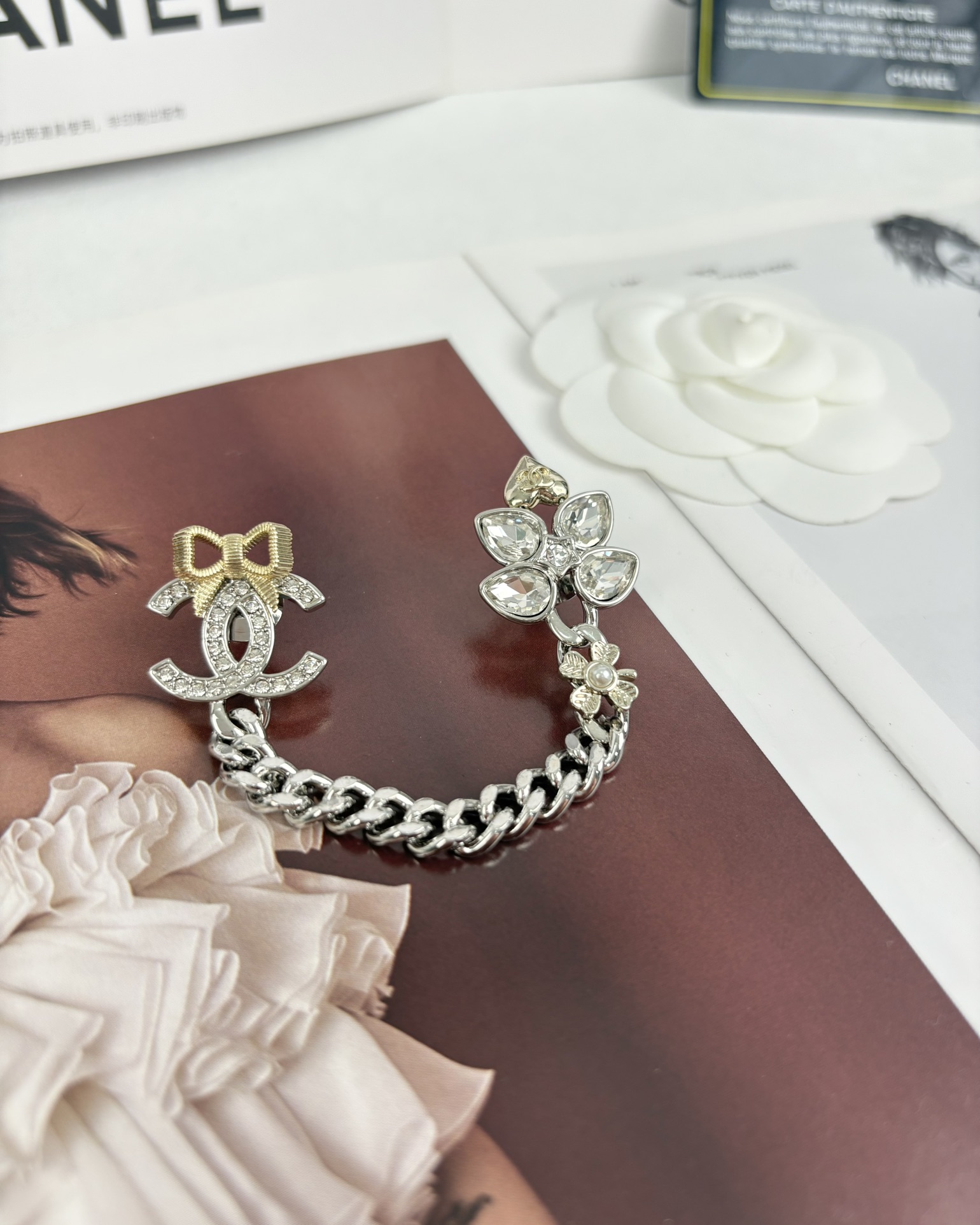 NO:102281,Xiaoxiang new style bow double c chain splicing full drill brooch, Chanel brooch, chanel, brooch, breastpin19860909小香新款 蝴蝶结双c链条拼接满钻胸针,香奈儿胸针,chanel,brooch，breastpin,Jewelry