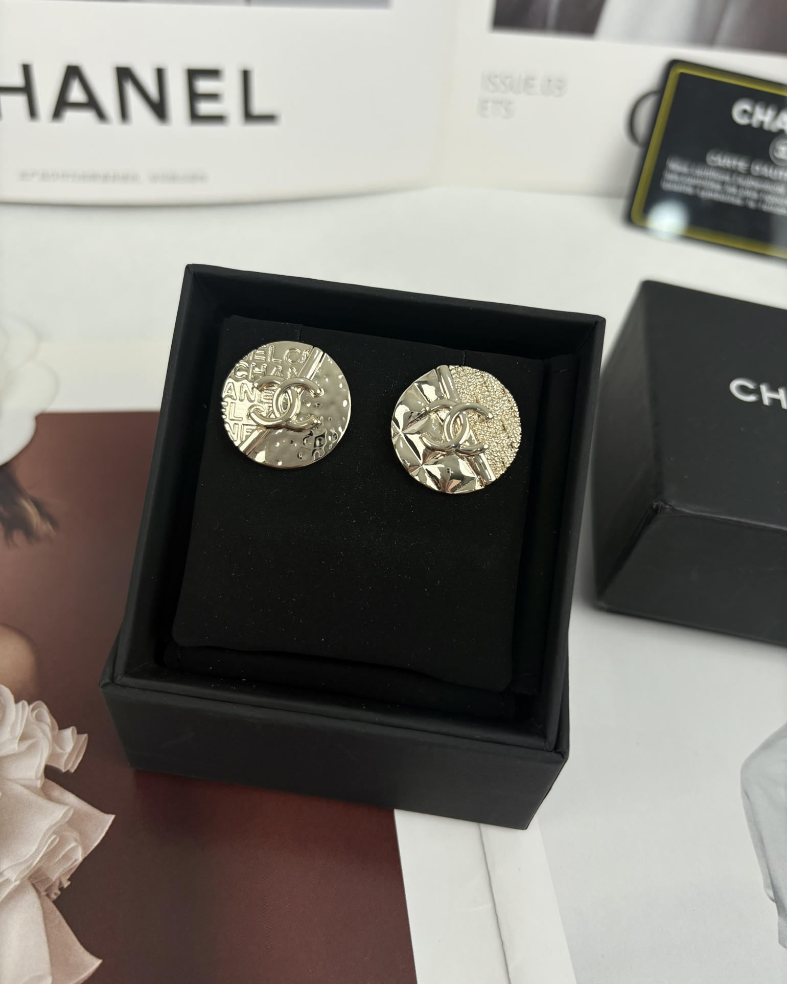 NO:102275,Xiaoxiang new style, light gold round relief, diamond letter earrings, Chanel earrings, chanel19860909小香新款 浅金圆形浮雕 菱格字母耳钉,香奈儿耳钉,chanel,Jewelry