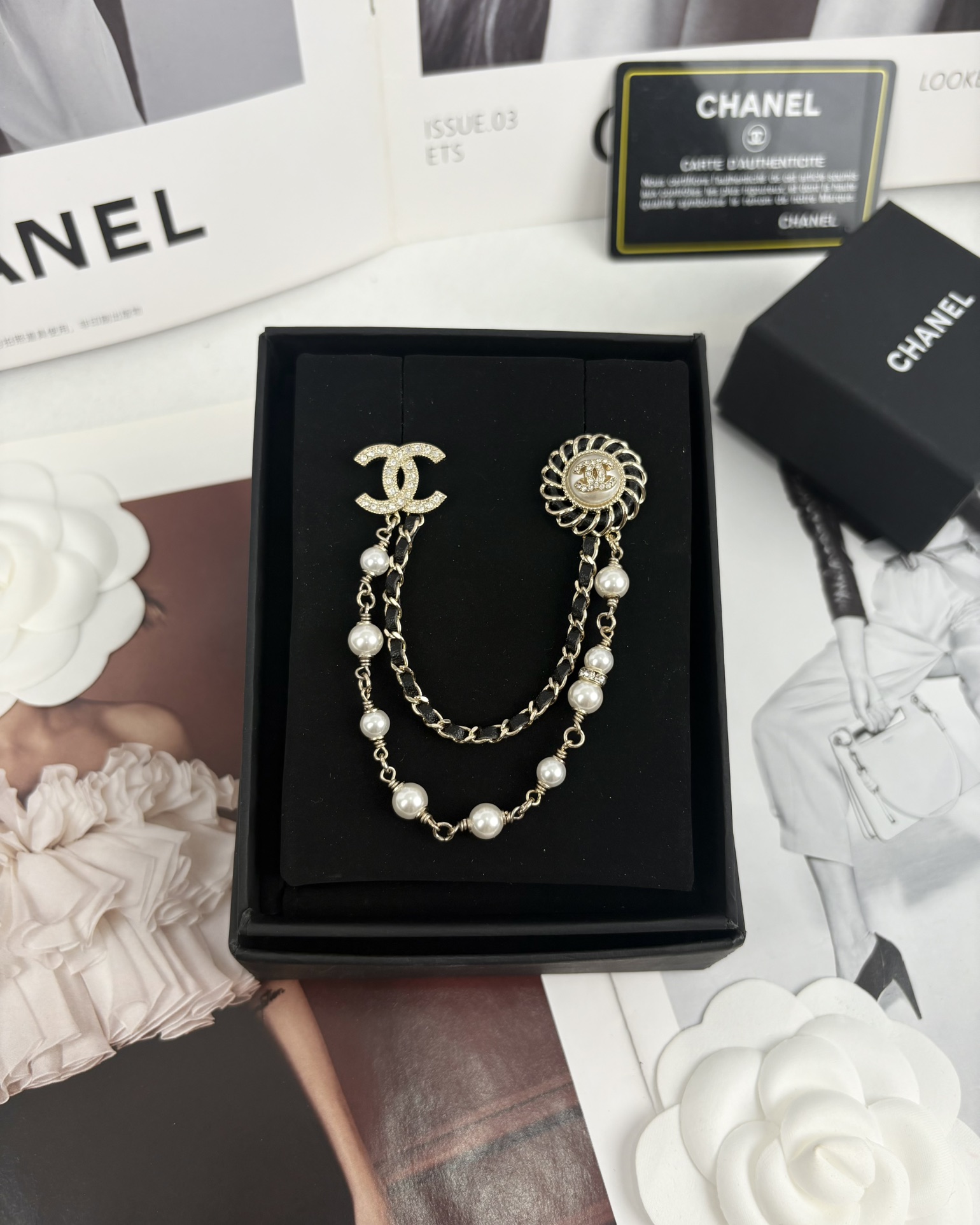 NO:102300,Xiaoxiang new style black leather round ○ Full diamond double c pearls with leather double-layer chain exquisite brooch, Chanel brooch, chanel, brooch, breastpin19860909小香新款 黑色穿皮圆形○ 满钻双c 珍珠配穿皮 双层链 精致胸针,香奈儿胸针,chanel,brooch，breastpin,Jewelry