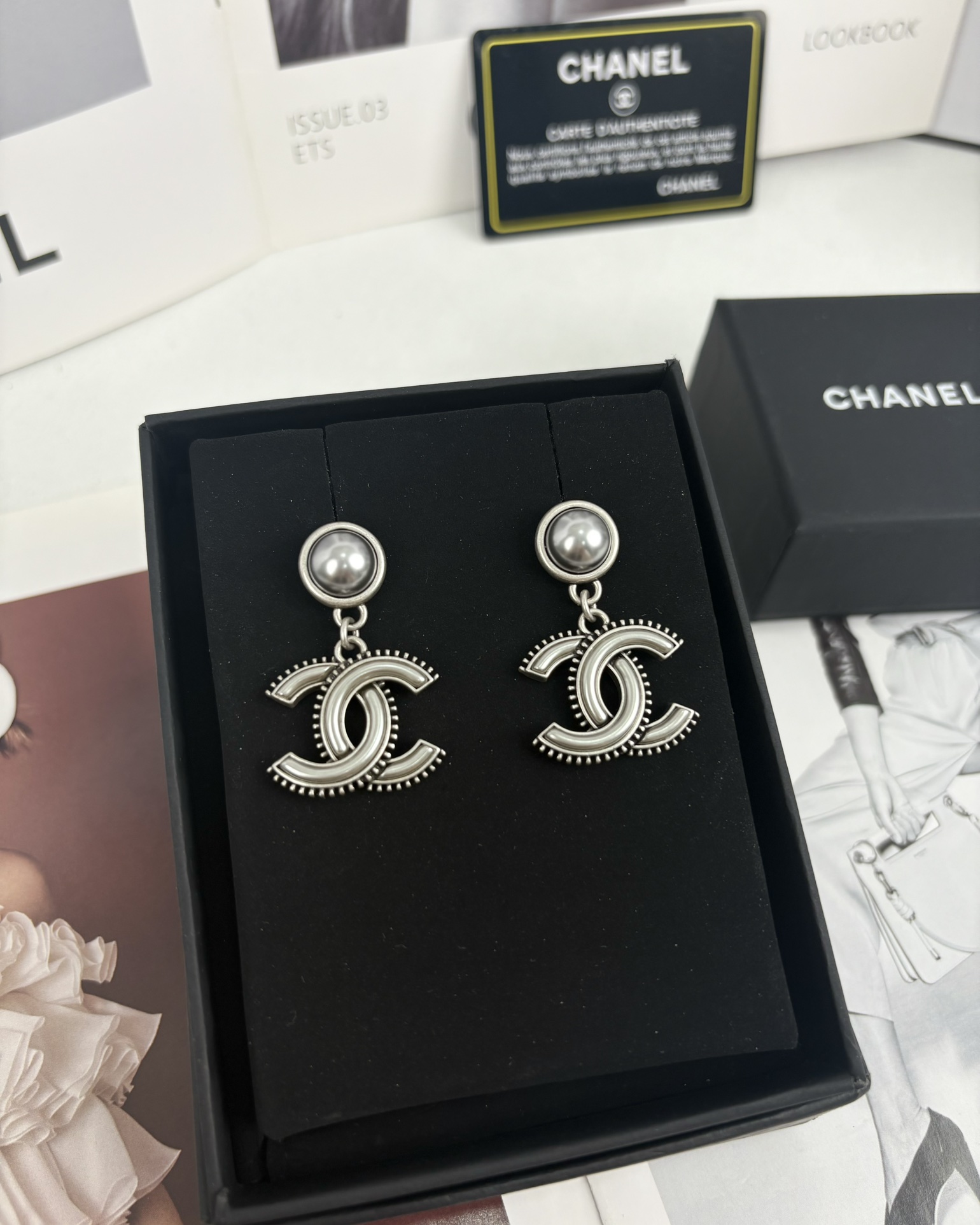 NO:102265,Xiaoxiang new style ancient silver double c resin high-end earrings, Chanel earrings, chanel, earrings19860909小香新款 古银双c树脂 高级感耳环,香奈儿耳钉,chanel,earrings,Jewelry