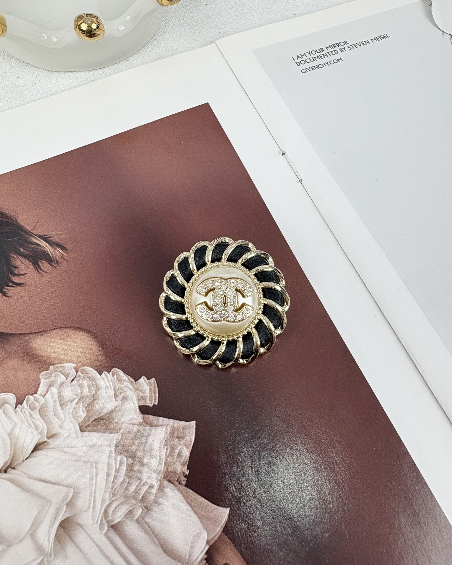 NO:103997,Xiaoxiang new product, high-end sense, round leather, pearl brooch, chanel, brooch, breastpin19860909小香新品 高级感 纽纹圆形穿皮 珍珠胸针,香奈儿胸针,chanel,brooch，breastpin,Jewelry