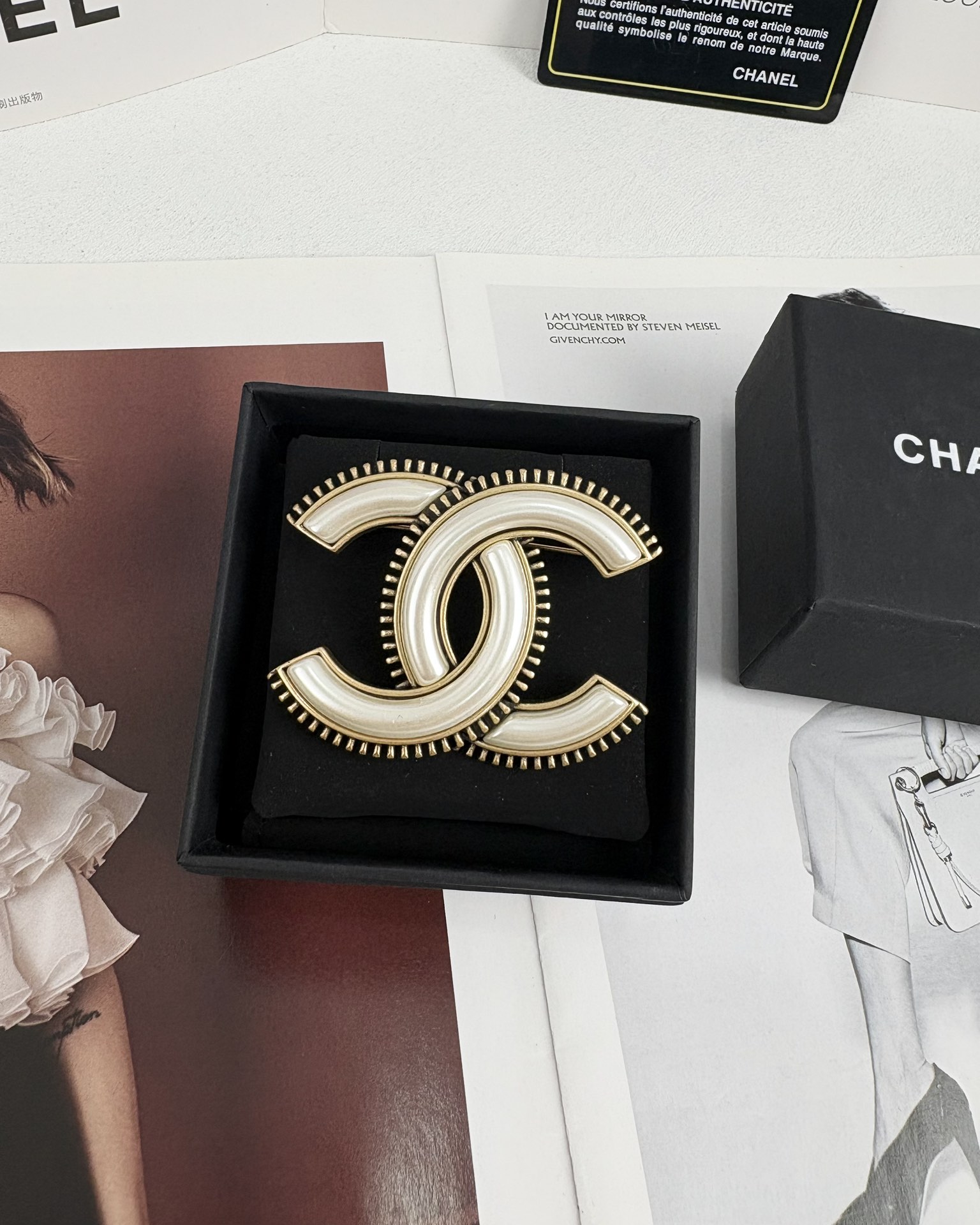 NO:102297,Xiaoxiang new style ancient gold double c white high-quality brooch set earring brooch, chanel brooch, chanel, earrings, brooch, breastpin19860909小香新款 古金双c 白色 高级感胸针 套装 耳环 胸针,香奈儿胸针,chanel,earrings,brooch，breastpin,Jewelry