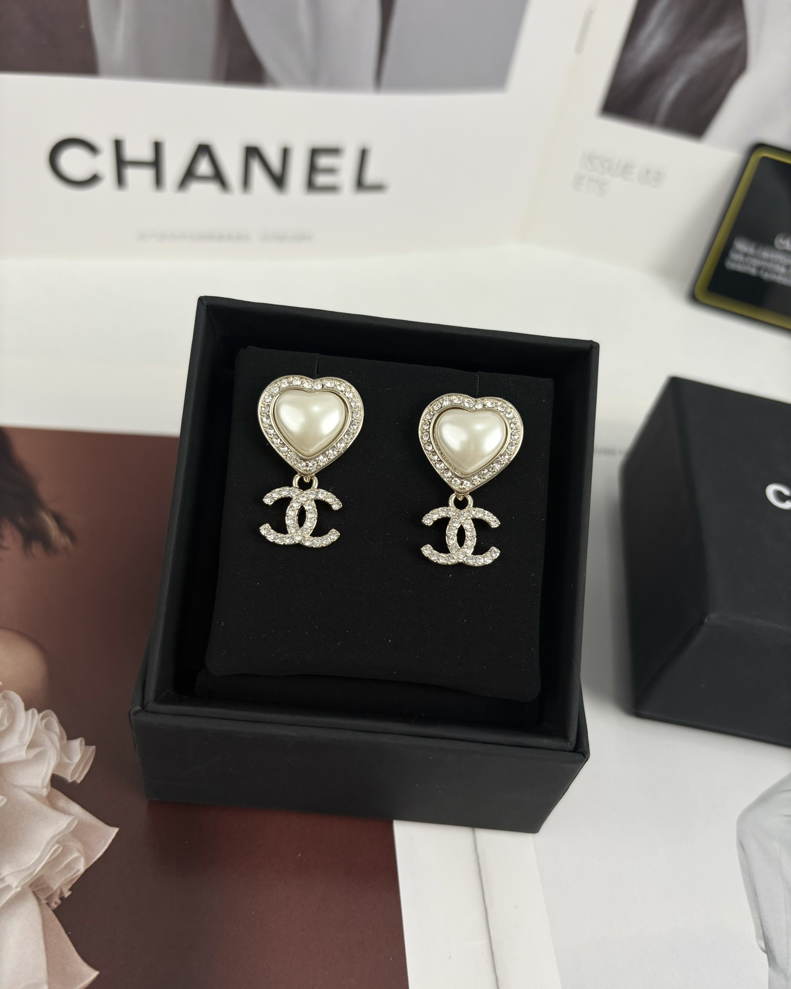NO:102291,Little fragrant white peach heart double c full diamond earrings, Chanel earrings, chanel, earrings19860909小香白色桃心 双c满钻耳环,香奈儿耳钉,chanel,earrings,Jewelry