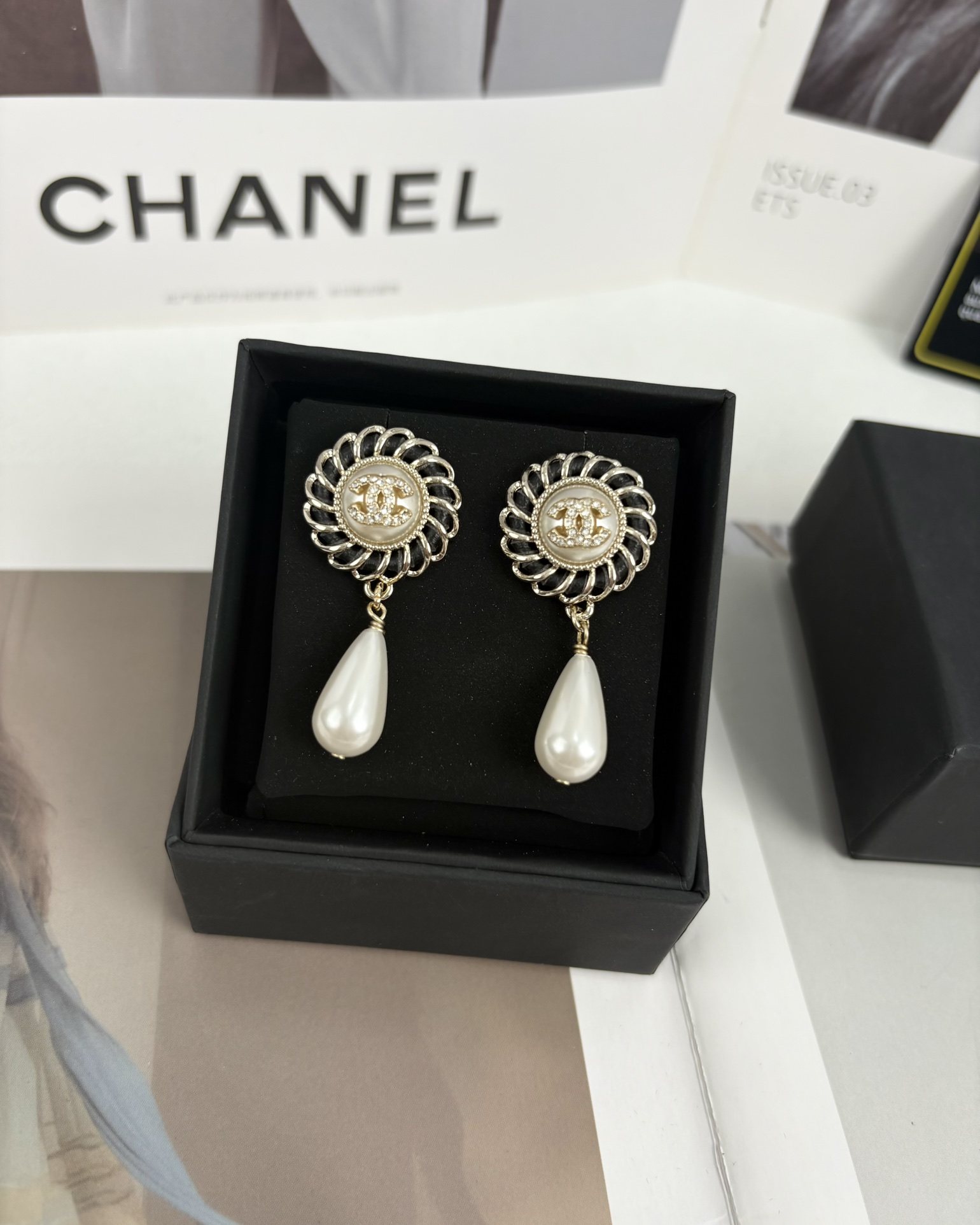NO:102299,Xiaoxiang new style, European and American personality, black leather, water drop pearl earrings, Chanel earrings, chanel, earrings19860909小香新款 欧美个性高级感 黑色穿皮 水滴珍珠耳环,香奈儿耳钉,chanel,earrings,Jewelry