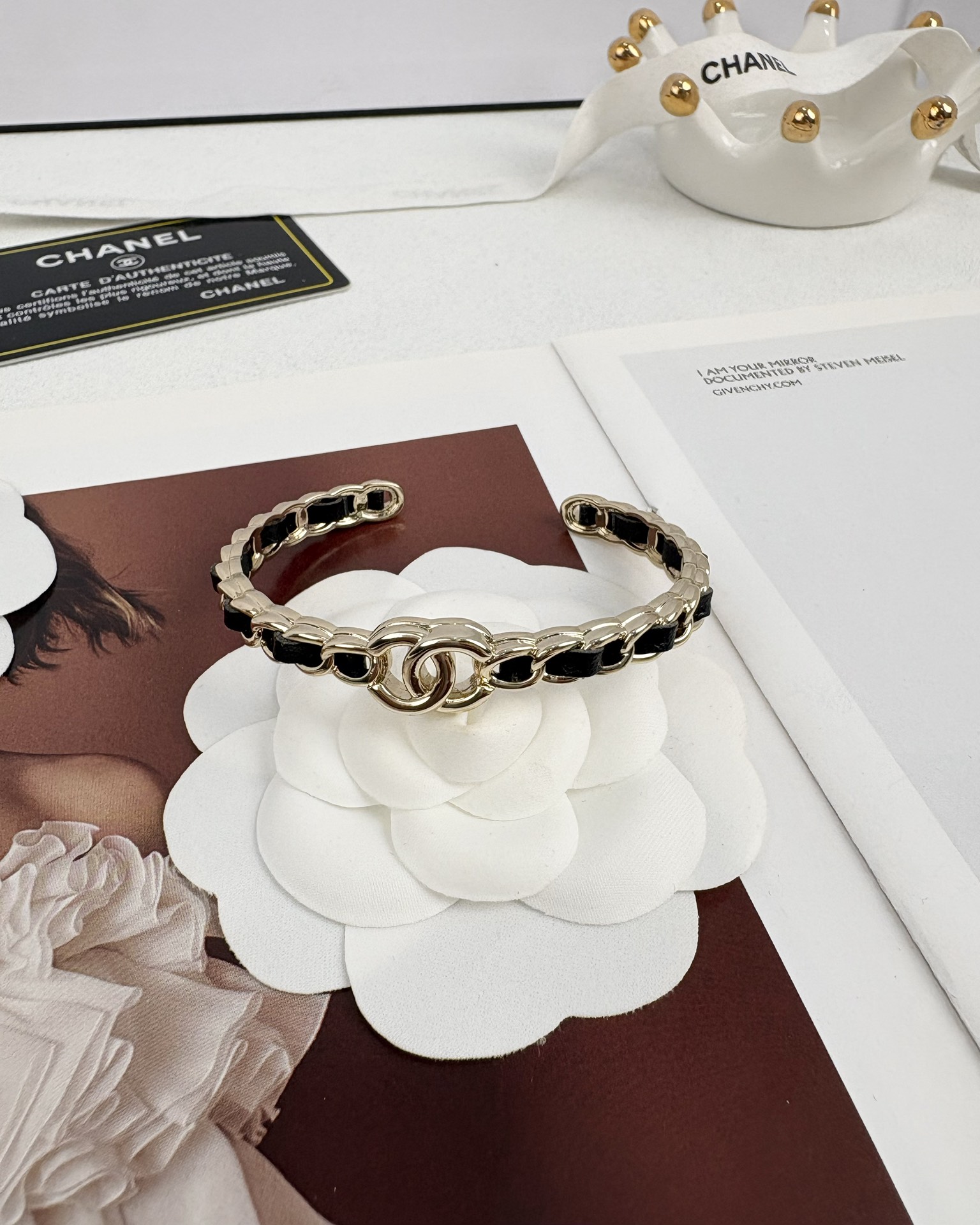 NO:103999,Xiaoxiang's new hollow leather light gold opening classic leather bracelet, Chanel bracelet, chanel, bracelet19860909小香新款镂空穿皮浅金开口经典穿皮手镯,香奈儿手镯,chanel,bracelet,Jewelry