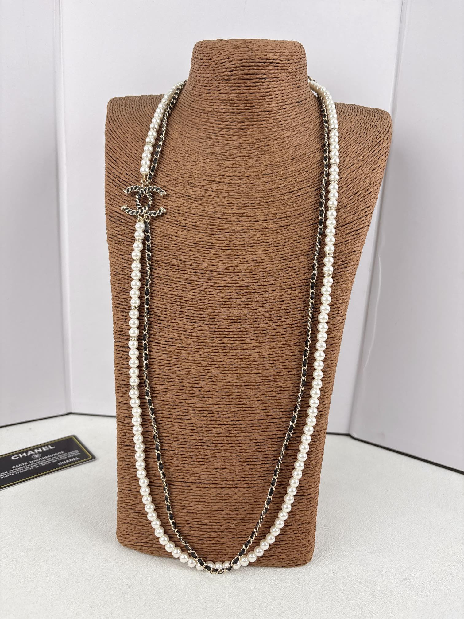 NO:703157,Xiaoxiang's new 24K leather hollow twisted double-layer long pearl sweater chain, Chanel necklace, chanel, sweaters, necklace19860909小香 新款24K 穿皮镂空扭纹双层长款珍珠毛衣链,香奈儿项链,chanel,sweaters,necklace,Jewelry