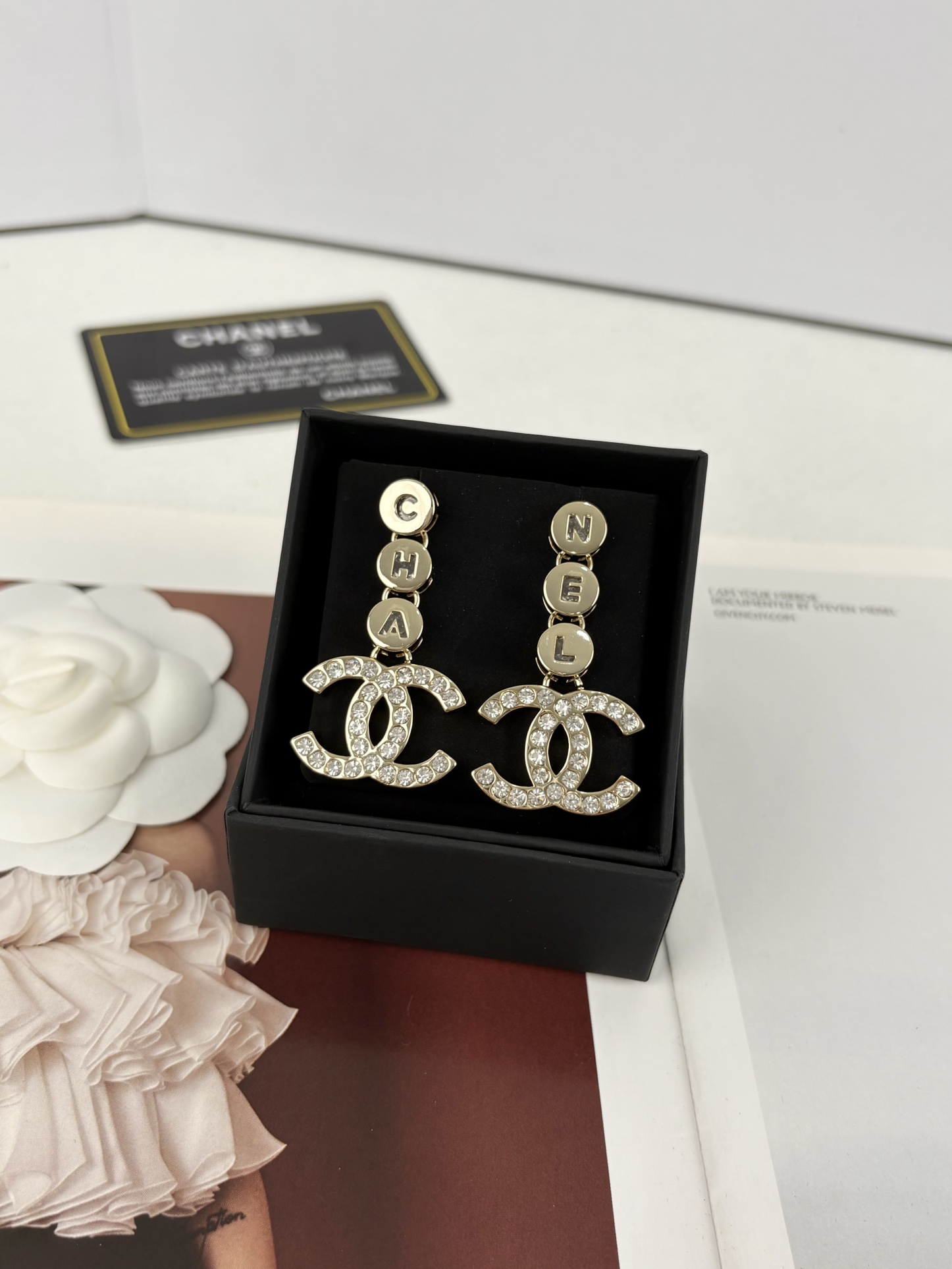 NO:102412,Xiaoxiang's new light gold rhinestone hollow double c letter pendant earrings, Chanel earrings, chanel, earrings19860909小香新品浅金色水钻镂空双c字母吊坠耳环,香奈儿耳钉,chanel,earrings,Jewelry