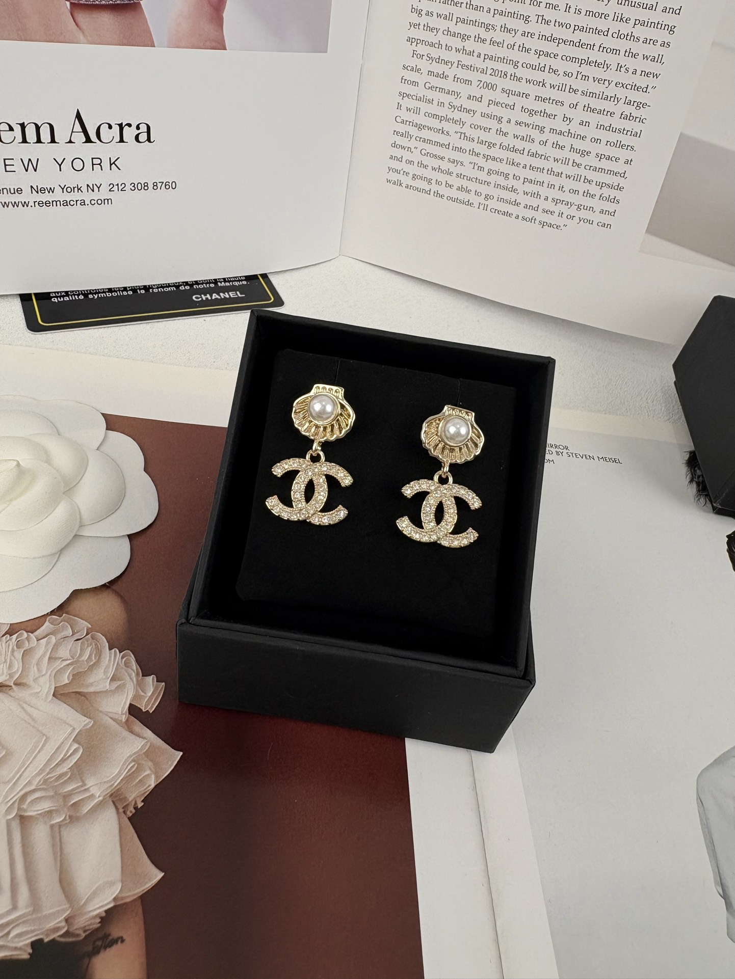 NO:102537,Xiaoxiang new style ocean series light gold pearl shell full diamond double c pendant earrings, Chanel earrings, chanel, earrings19860909小香新款 海洋系列 浅金珍珠贝壳 满钻双c吊坠耳环,香奈儿耳钉,chanel,earrings,Jewelry