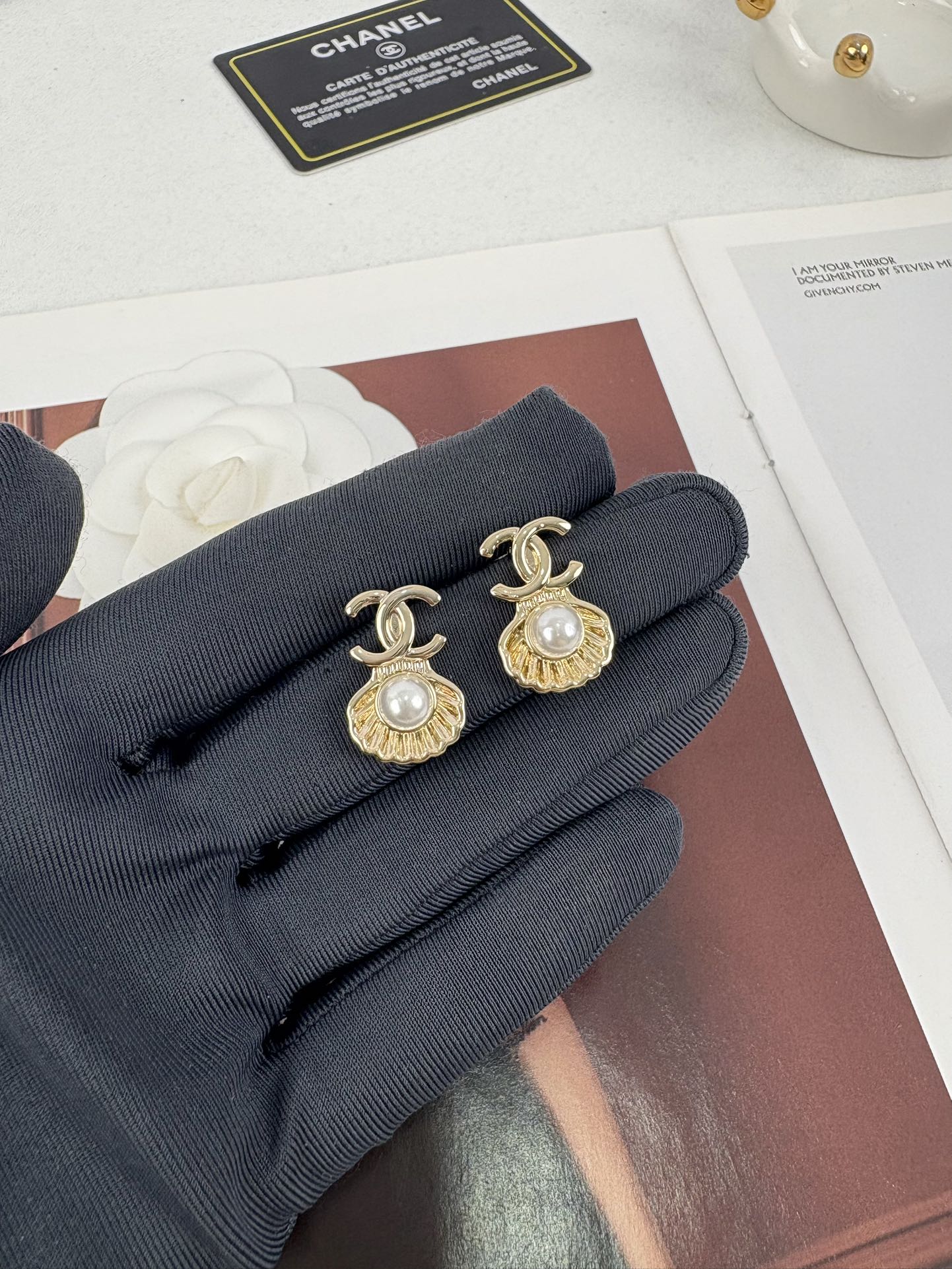 NO:102539,Xiaoxiang new products Ocean series Light gold small shell pearl double c letter earrings, Chanel earrings, chanel19860909小香新品 海洋系列 浅金小贝壳珍珠双c字母耳钉,香奈儿耳钉,chanel,Jewelry