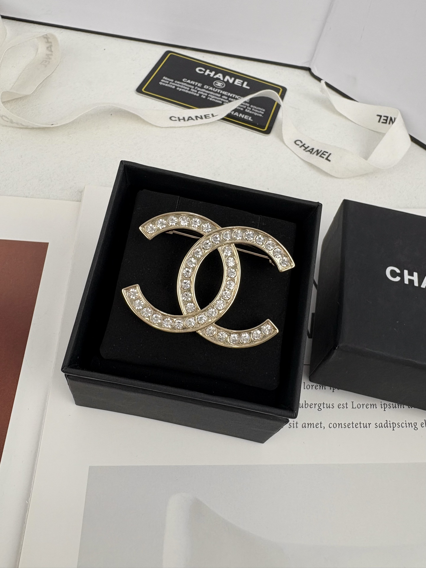 NO:102499,Xiaoxiang new style classic style full-diamond high-end brooch, Chanel brooch, chanel, brooch, breastpin19860909小香新款 经典款 满钻高级感胸针,香奈儿胸针,chanel,brooch，breastpin,Jewelry