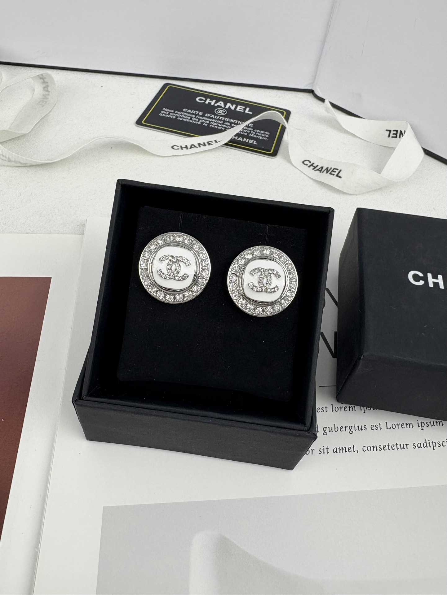 NO:102500,Xiaoxiang new style white enamel three-dimensional round diamond inlay simple and square earrings, Chanel earrings, chanel19860909小香新款 白色珐琅 立体圆形镶钻  简约大方耳钉,香奈儿耳钉,chanel,Jewelry
