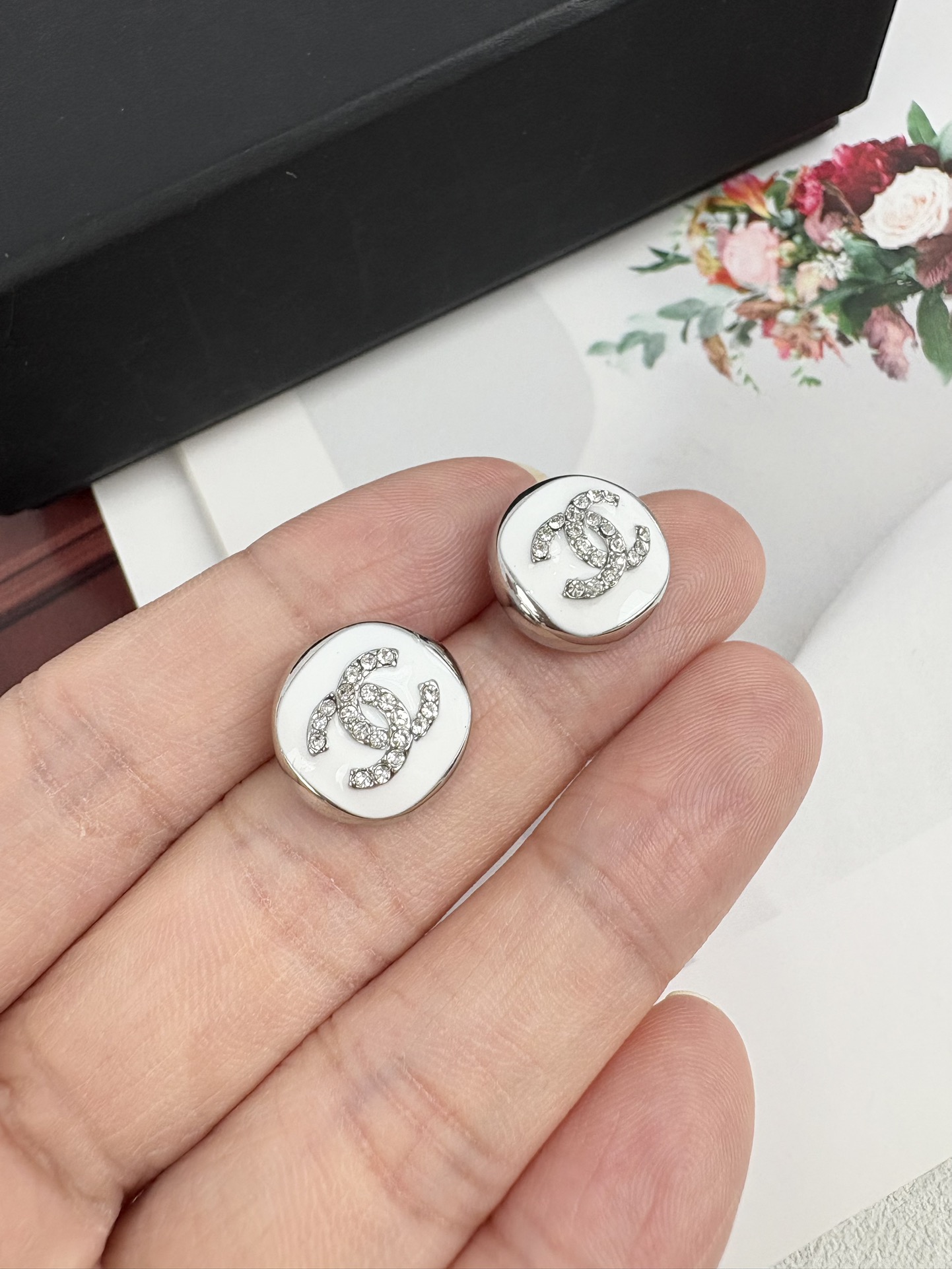 NO:102658,Xiaoxiang new style round white enamel full diamond double c simple and versatile earrings, Chanel earrings, chanel19860909小香新款 圆形白色珐琅 满钻双c 简约百搭耳钉,香奈儿耳钉,chanel,Jewelry