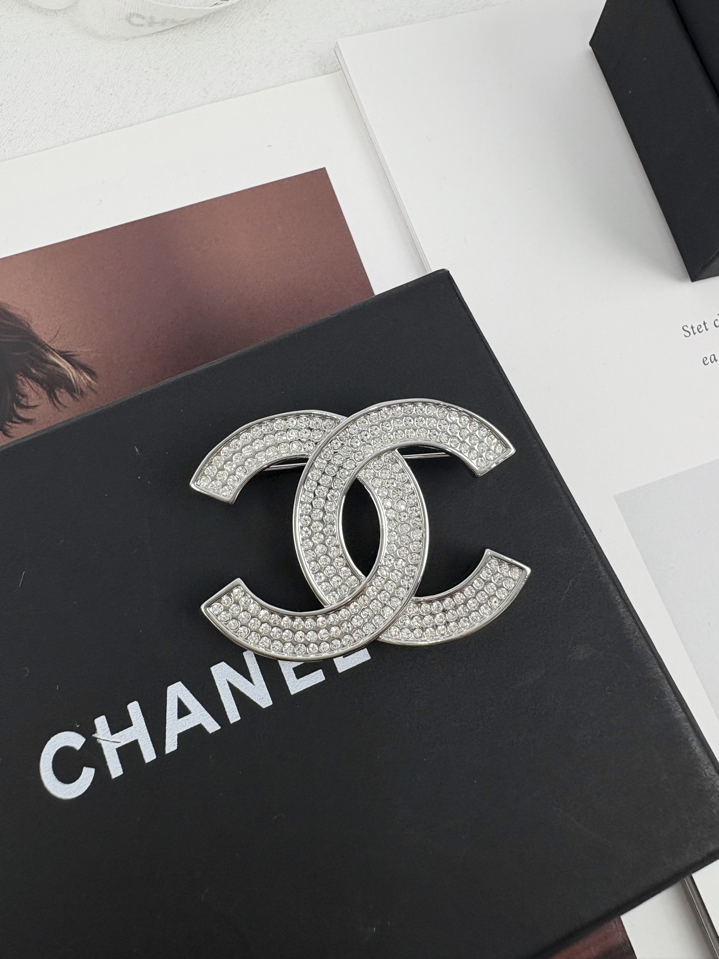NO:102686,Xiaoxiang new style silver three-row full diamond high-end temperament brooch, Chanel brooch, chanel, brooch, breastpin19860909小香新款 银色三排满钻 高端气质胸针,香奈儿胸针,chanel,brooch，breastpin,Jewelry