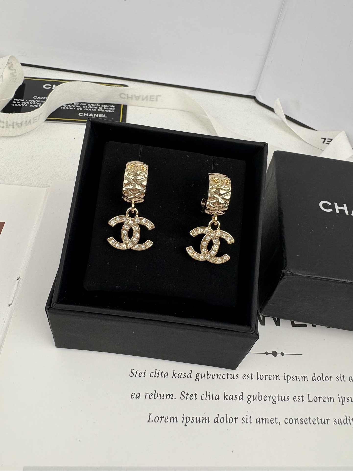 NO:102508,Xiaoxiang new style light gold diamond grating high-end full diamond double c earrings ear hook style, Chanel earrings, chanel, earrings19860909小香新款 浅金色菱格 高级感满钻双c 耳环 耳钩款,香奈儿耳钉,chanel,earrings,Jewelry
