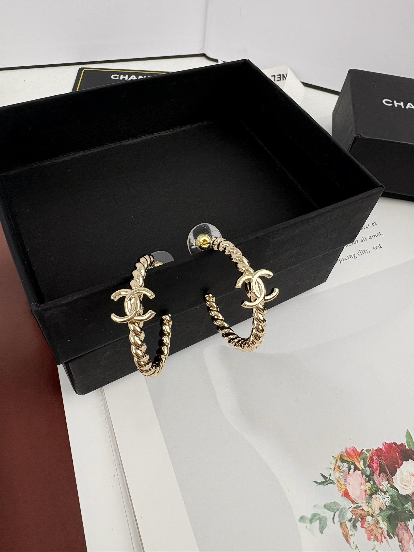 NO:553406,Two-color gold silver Xiaoxiang new light gold twisted twist hoop celebrity style earrings, Chanel earrings, chanel, earrings19860909两色金色 银色 小香新款 浅金色 扭纹麻花圈圈 名媛气质耳圈耳环,香奈儿耳钉,chanel,earrings,Jewelry