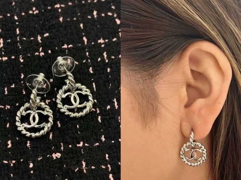 NO:104001,Xiaoxiang new style twisted circle ear hook style fashionable earrings Two colors: gold silver, Chanel earrings, chanel, earrings19860909小香新款 扭纹圆圈 耳钩款气质时尚耳环 两色: 金色 银色,香奈儿耳钉,chanel,earrings,Jewelry