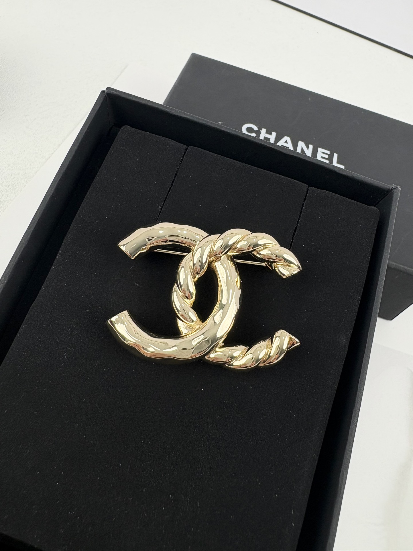 NO:102544,Xiaoxiang new style, golden half-edged twisted pattern, double c classic exquisite brooch, Chanel brooch, chanel, brooch, breastpin19860909小香新款 金色半边麻花扭纹 双c经典精致胸针,香奈儿胸针,chanel,brooch，breastpin,Jewelry
