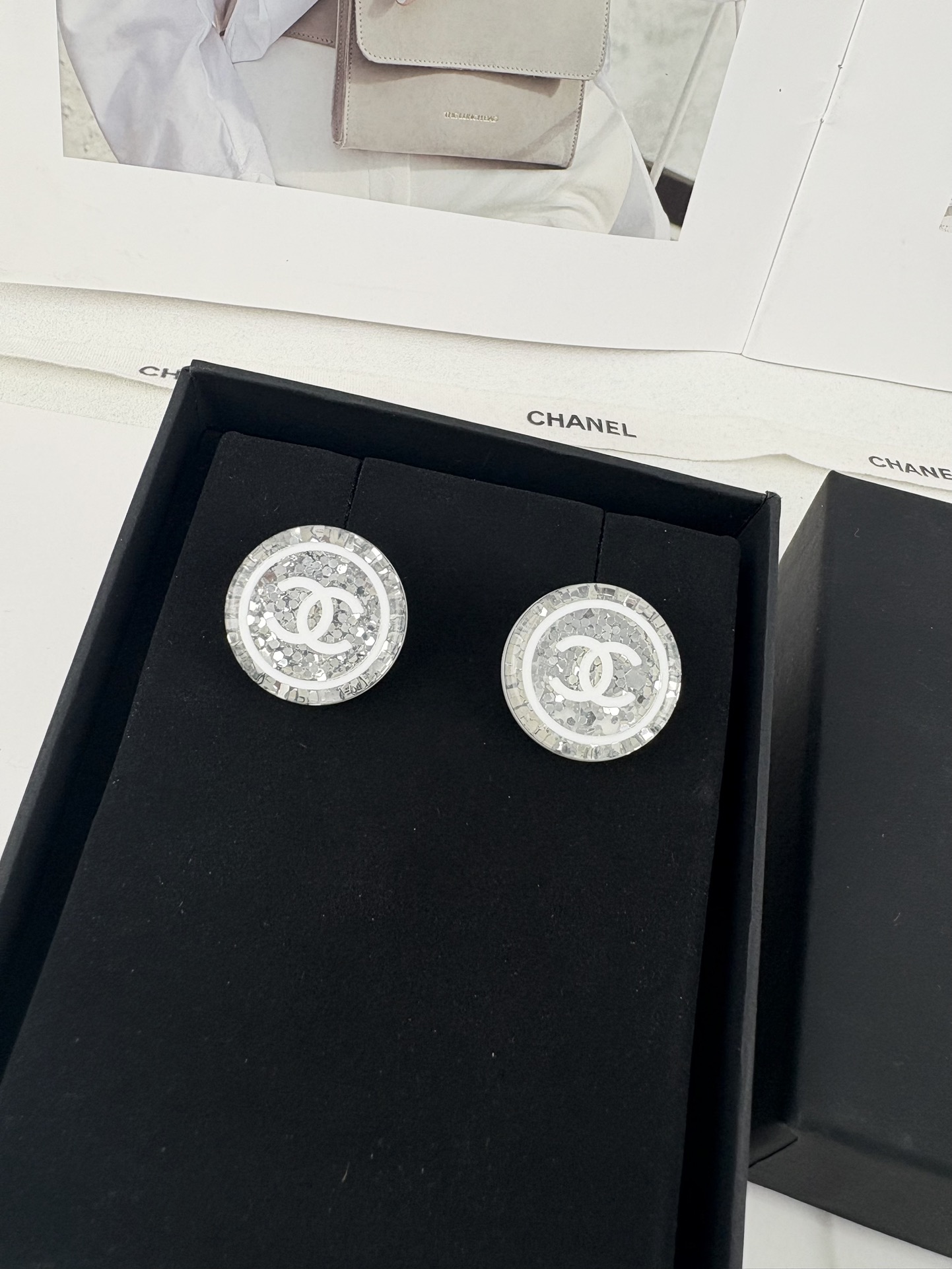 NO:102582,Xiaoxiang new style sequins round acrylic letters high-end sense Resin Earrings, Chanel Earrings, Chanel19860909小香新款 亮片 圆形亚克力字母高级感 树脂 耳钉,香奈儿耳钉,chanel,Jewelry