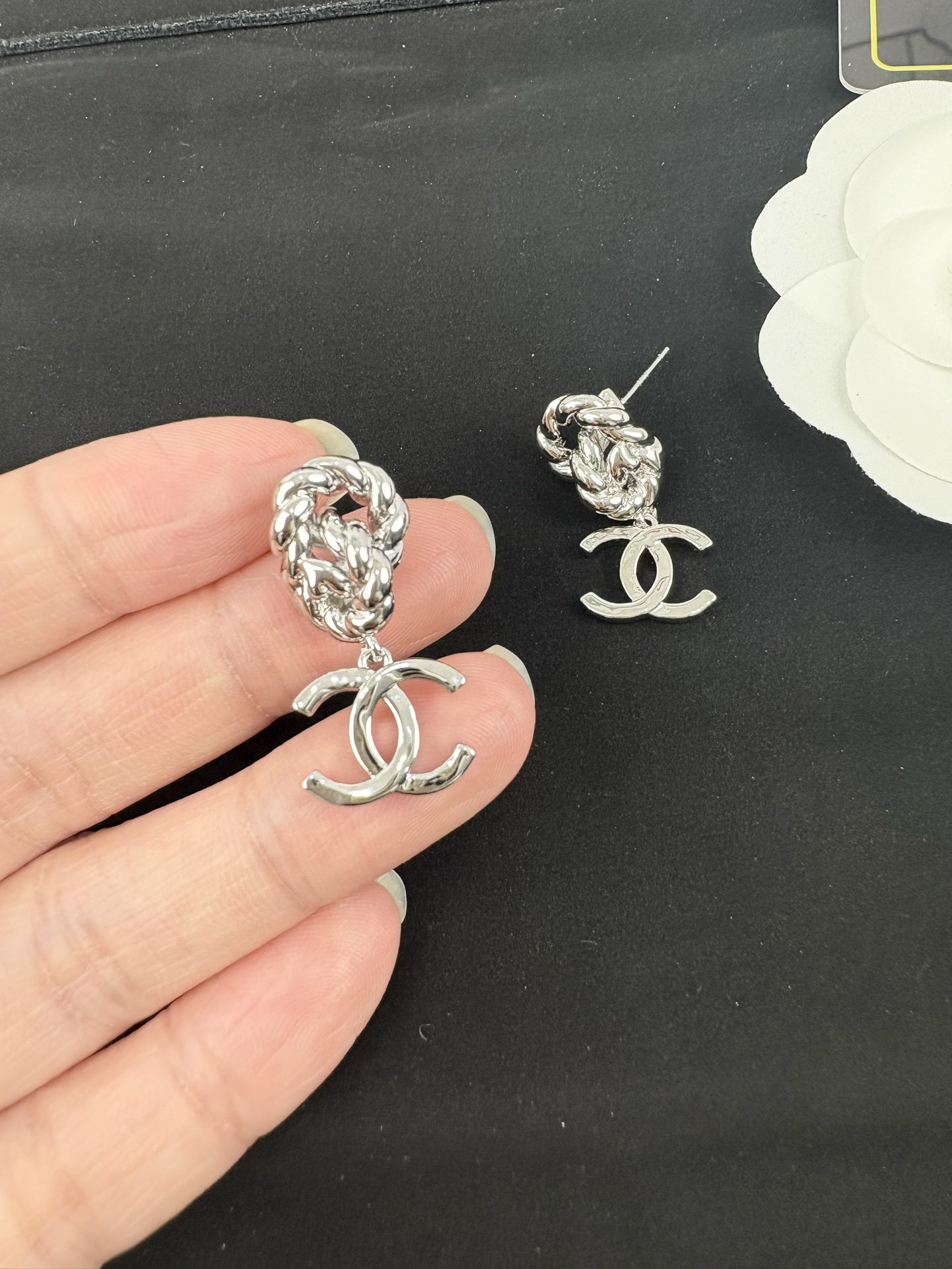 NO:102583,Xiaoxiang new style, silver exquisite, kink shiny double c hanging earrings, Chanel earrings, chanel, earrings19860909小香新款 银色精致 扭结麻花光面 双c吊饰耳环,香奈儿耳钉,chanel,earrings,Jewelry