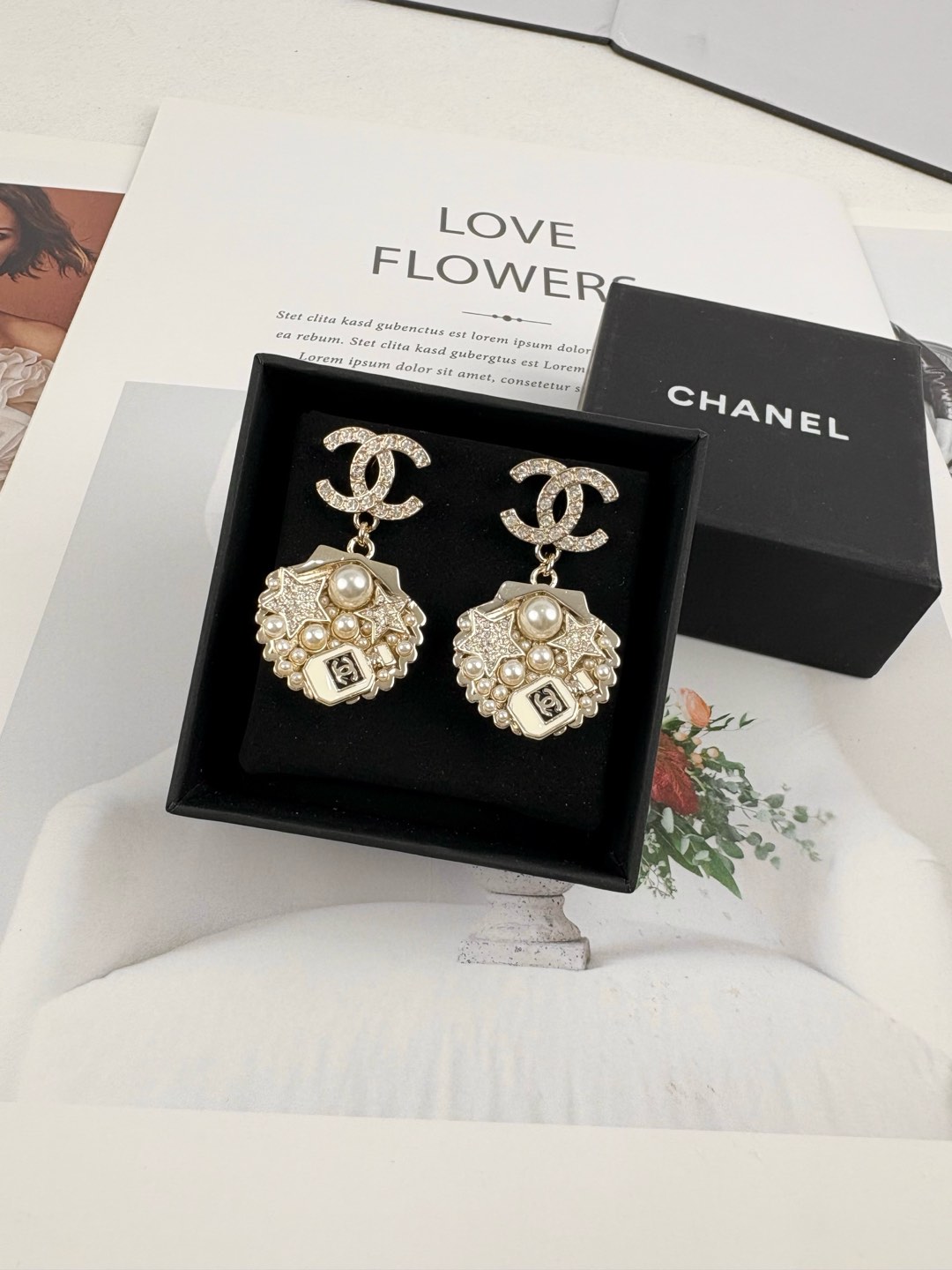 NO:103984,Xiaoxiang new light gold double c water rhinestone shell pearl fashion earrings, Chanel earrings, chanel, earrings19860909小香新款浅金双c水钻贝壳珍珠时尚耳环,香奈儿耳钉,chanel,earrings,Jewelry
