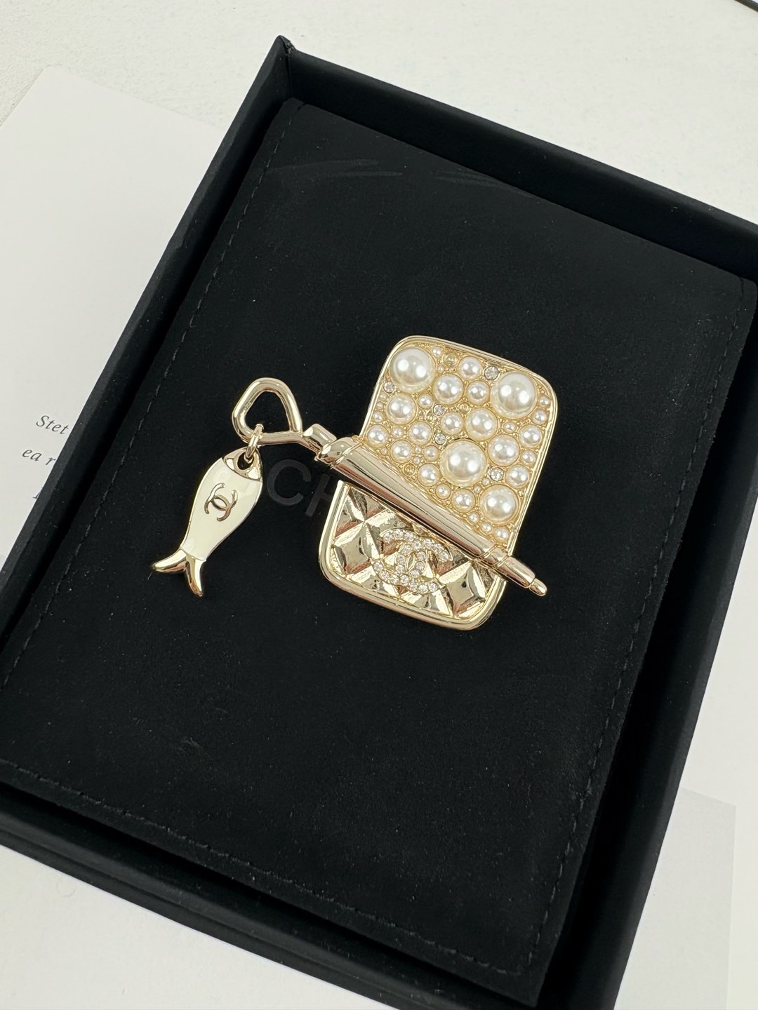 NO:102592,Xiaoxiang new light gold rectangular full diamond double c small fish pearl brooch, Chanel brooch, chanel, brooch, breastpin19860909小香新款浅金色长方形满钻双c小鱼珠珍胸针,香奈儿胸针,chanel,brooch，breastpin,Jewelry