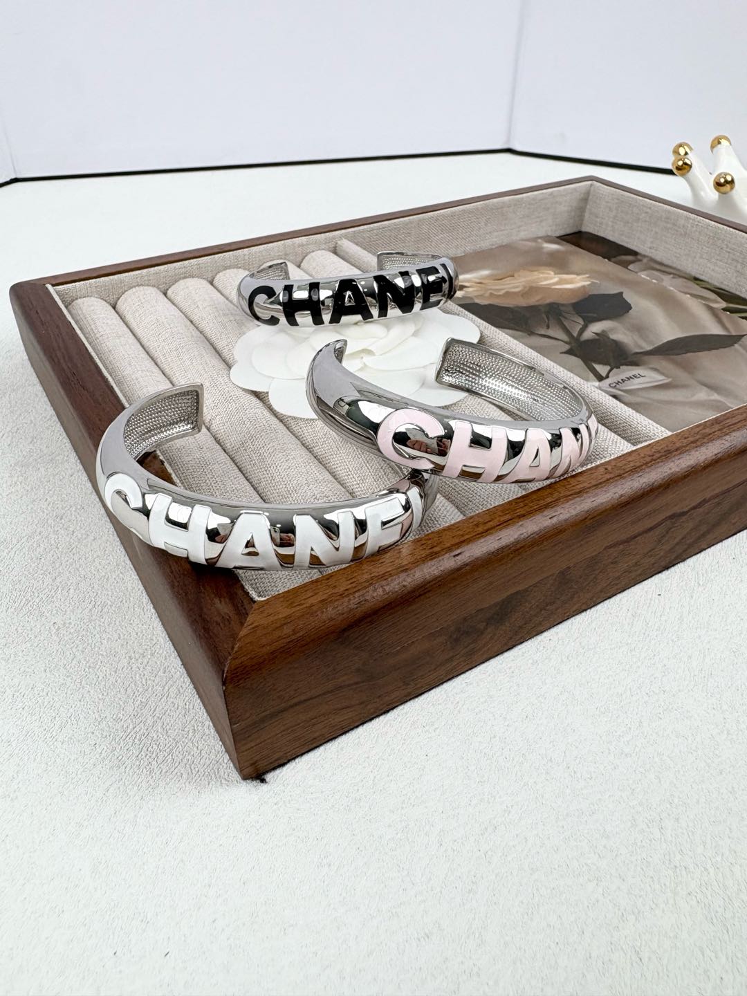 NO:104437,Xiaoxiang new silver glossy letter enamel open bracelet pink white black, Chanel bracelet, chanel, bracelet19860909小香新款银色光面字母珐琅开口手镯 粉色 白色 黑色,香奈儿手镯,chanel,bracelet,Jewelry