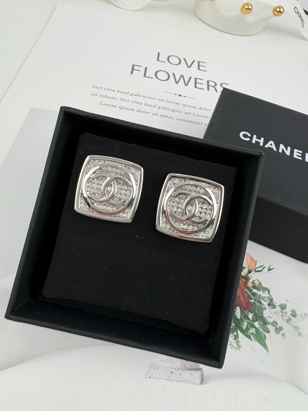 NO:619366,Xiaoxiang's new silver high-end light luxury full diamond square square earrings are back in stock, Chanel earrings, chanel19860909小香新款 银色高级轻奢满钻方形 方块耳钉回货,香奈儿耳钉,chanel,Jewelry