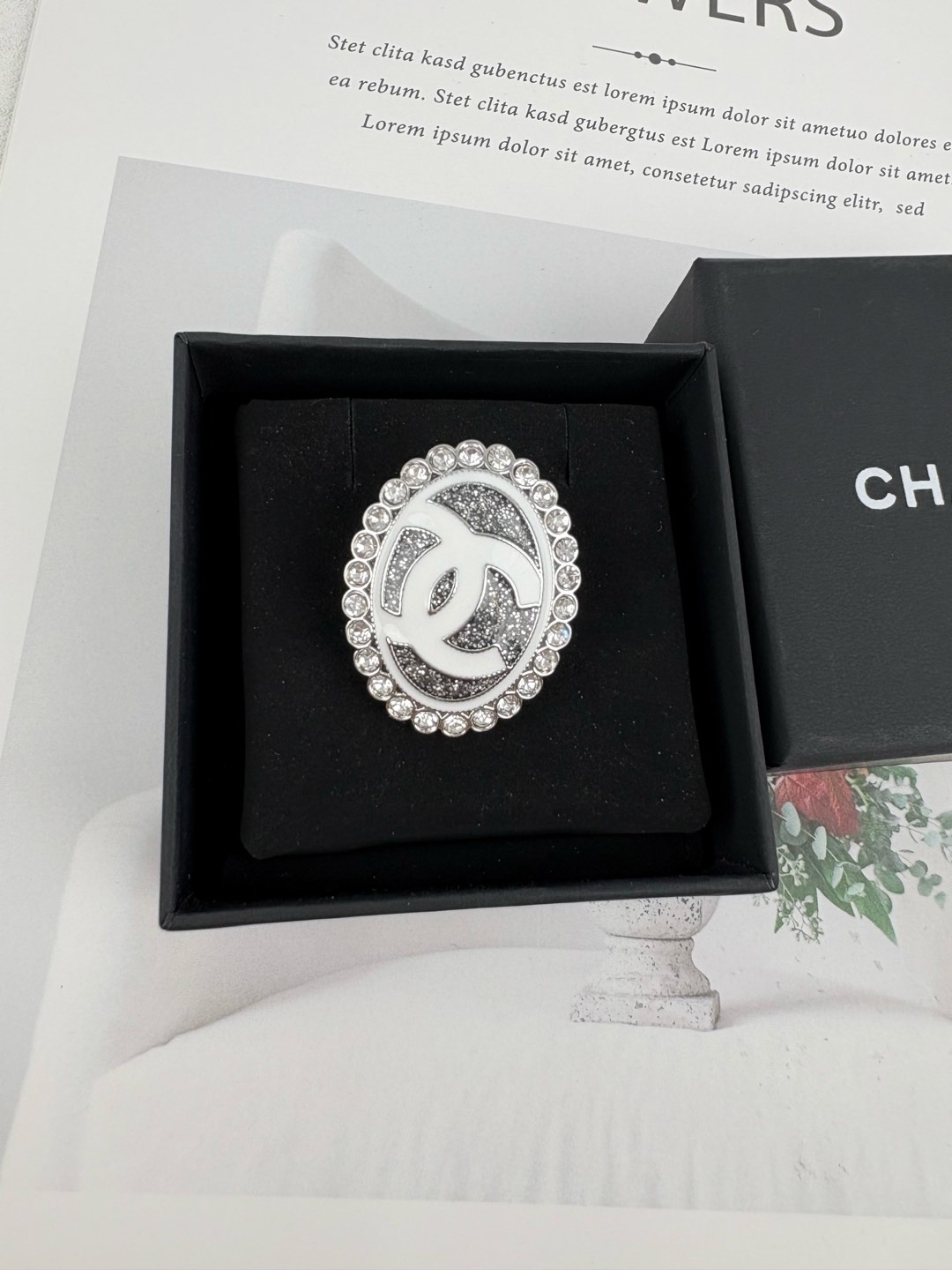 NO:102596,Xiaoxiang's new silver full-diamond temperament versatile brooch, Chanel brooch, chanel, brooch, breastpin19860909小香新款银色满钻气质百搭胸针,香奈儿胸针,chanel,brooch，breastpin,Jewelry