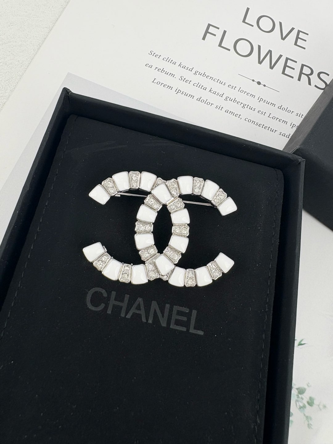 NO:102642,Xiaoxiang new white enamel rhinestone silver brooch, Chanel brooch, chanel, brooch, breastpin19860909小香新款白色珐琅拼水钻银色胸针,香奈儿胸针,chanel,brooch，breastpin,Jewelry