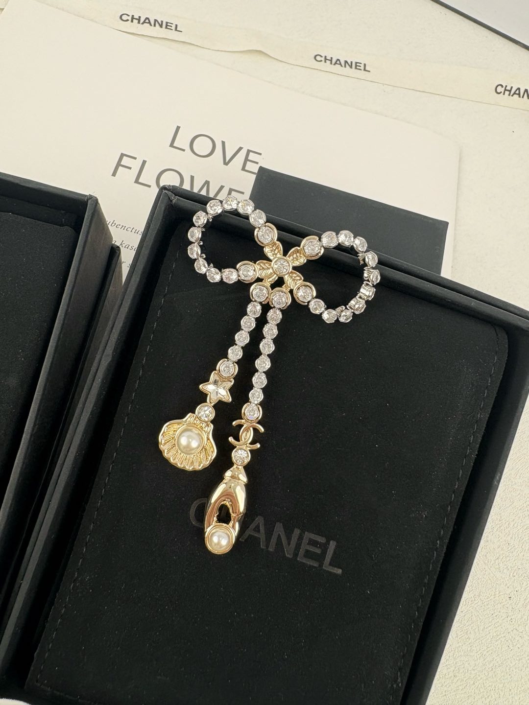 NO:619338,Xiaoxiang's new product, full diamond bow, shell tassel style, versatile brooch, Chanel brooch, chanel, brooch, breastpin19860909小香新品 满钻蝴蝶结 贝壳流苏款 气质百搭胸针,香奈儿胸针,chanel,brooch，breastpin,Jewelry