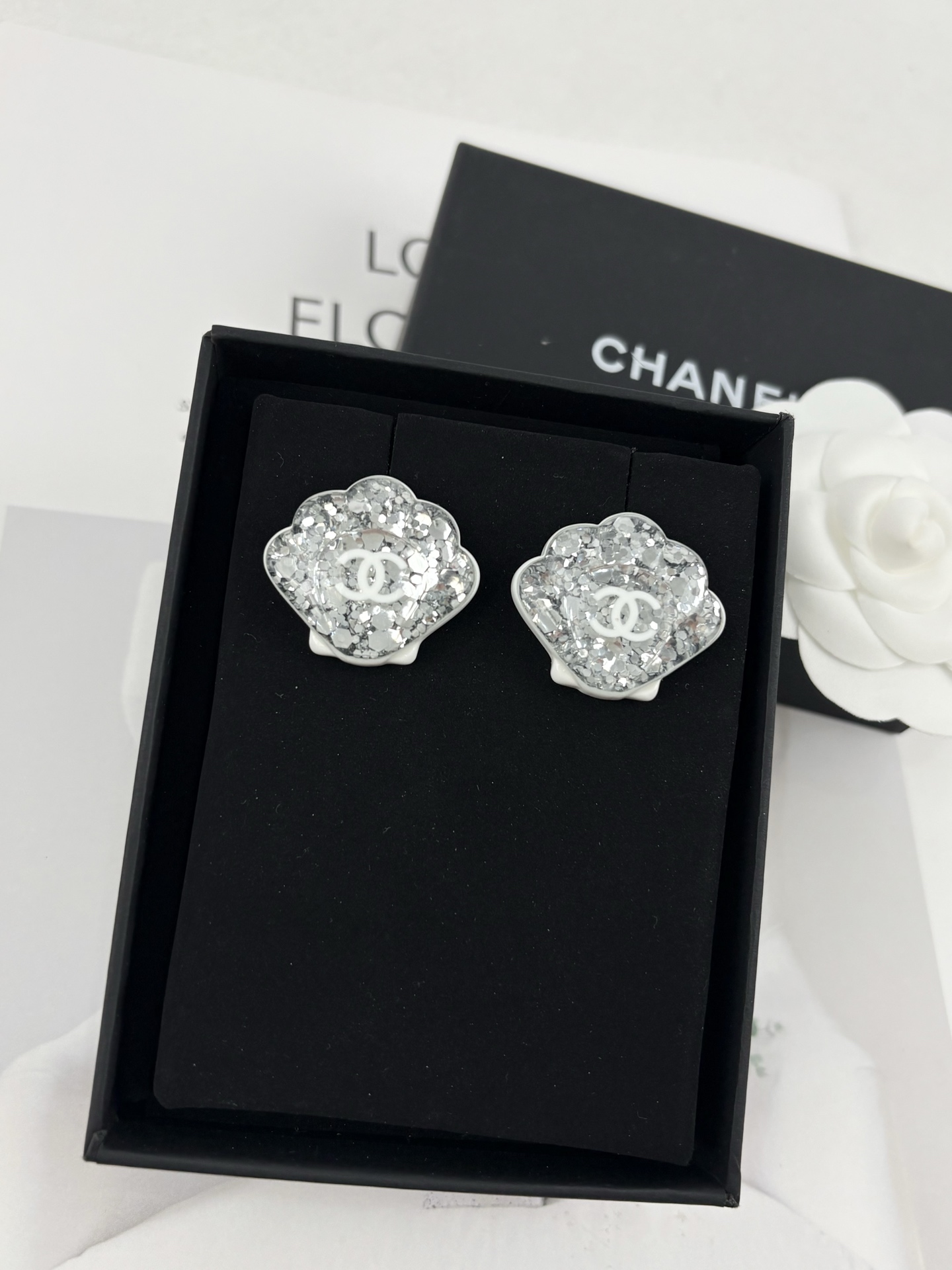 NO:103990,Xiaoxiang new style shell shape sequined white acrylic resin earrings Size: 3 cm, Chanel earrings, chanel, earrings19860909小香新款 贝壳造型 亮片白色亚克力 树脂 耳环 尺寸: 3厘米,香奈儿耳钉,chanel,earrings,Jewelry