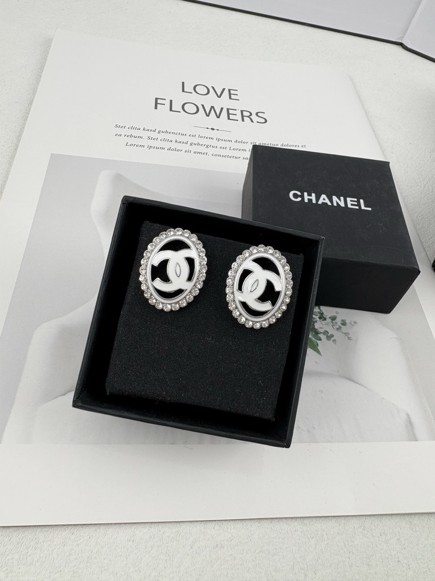 NO:102781,Xiaoxiang new product, white enamel, oval rhinestones, hollow earrings, Chanel earrings, chanel19860909小香新品 白色珐琅 椭圆形水钻 镂空耳钉,香奈儿耳钉,chanel,Jewelry
