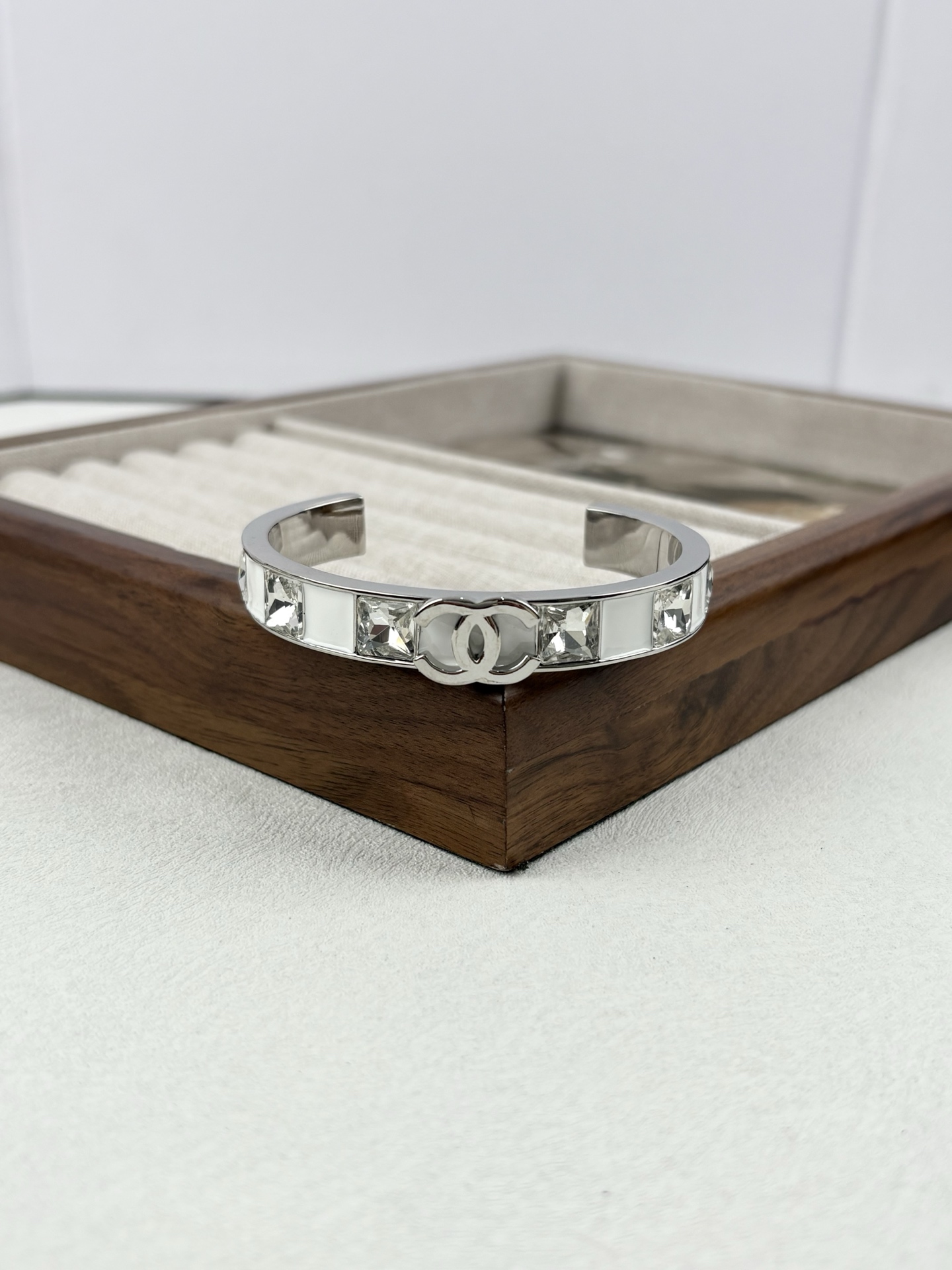 NO:104474,Xiaoxiang new style white enamel square diamond silver open bracelet, Chanel bracelet, chanel, bracelet19860909小香新款 白色珐琅 方钻银色 开口手镯,香奈儿手镯,chanel,bracelet,Jewelry