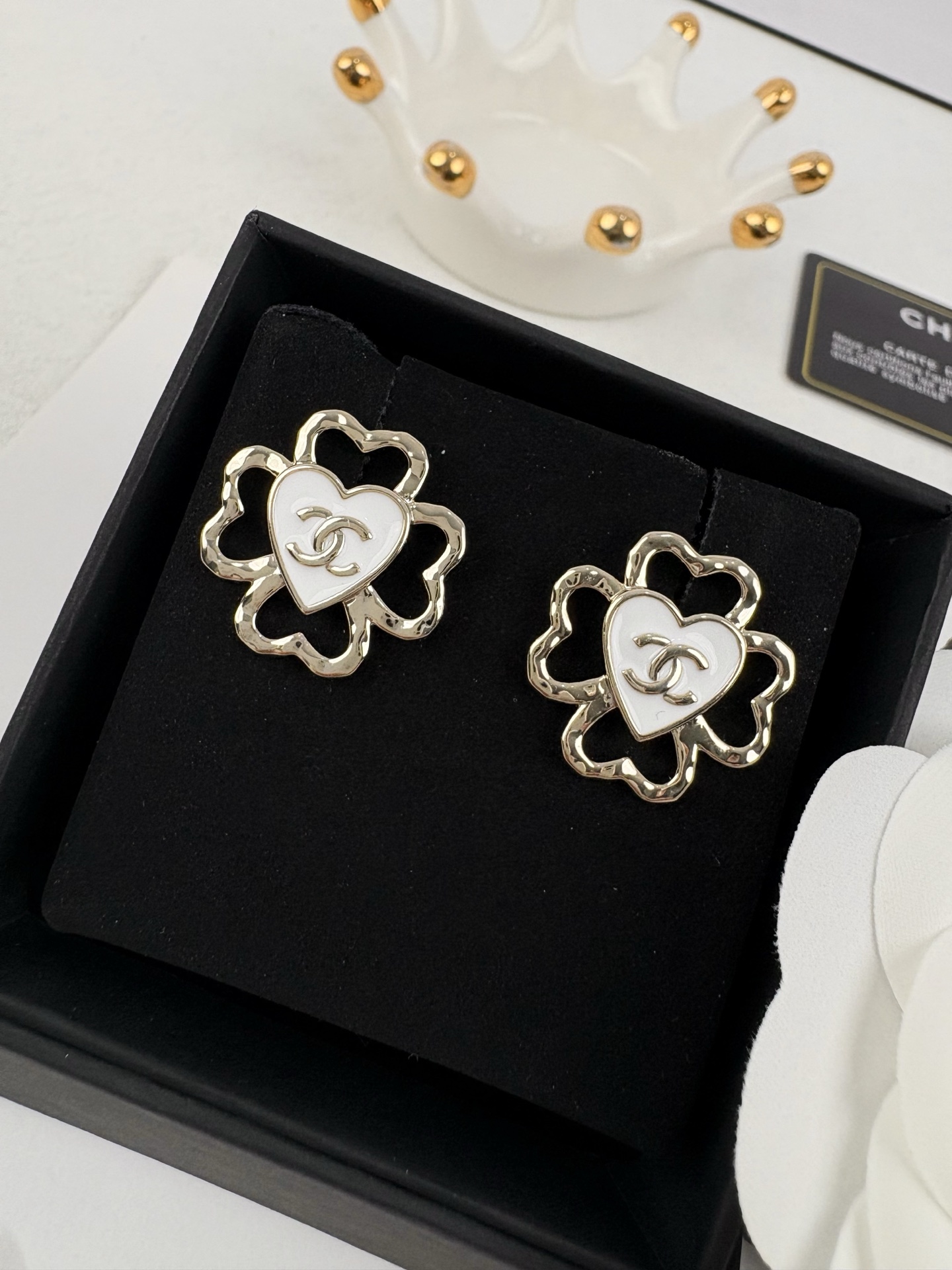 NO:359613,Xiaoxiang new style light gold white oil-drop love heart four-leaf clover double c earrings, Chanel earrings, chanel19860909小香新款 浅金色 白色滴油爱心 四叶草 双c耳钉,香奈儿耳钉,chanel,Jewelry