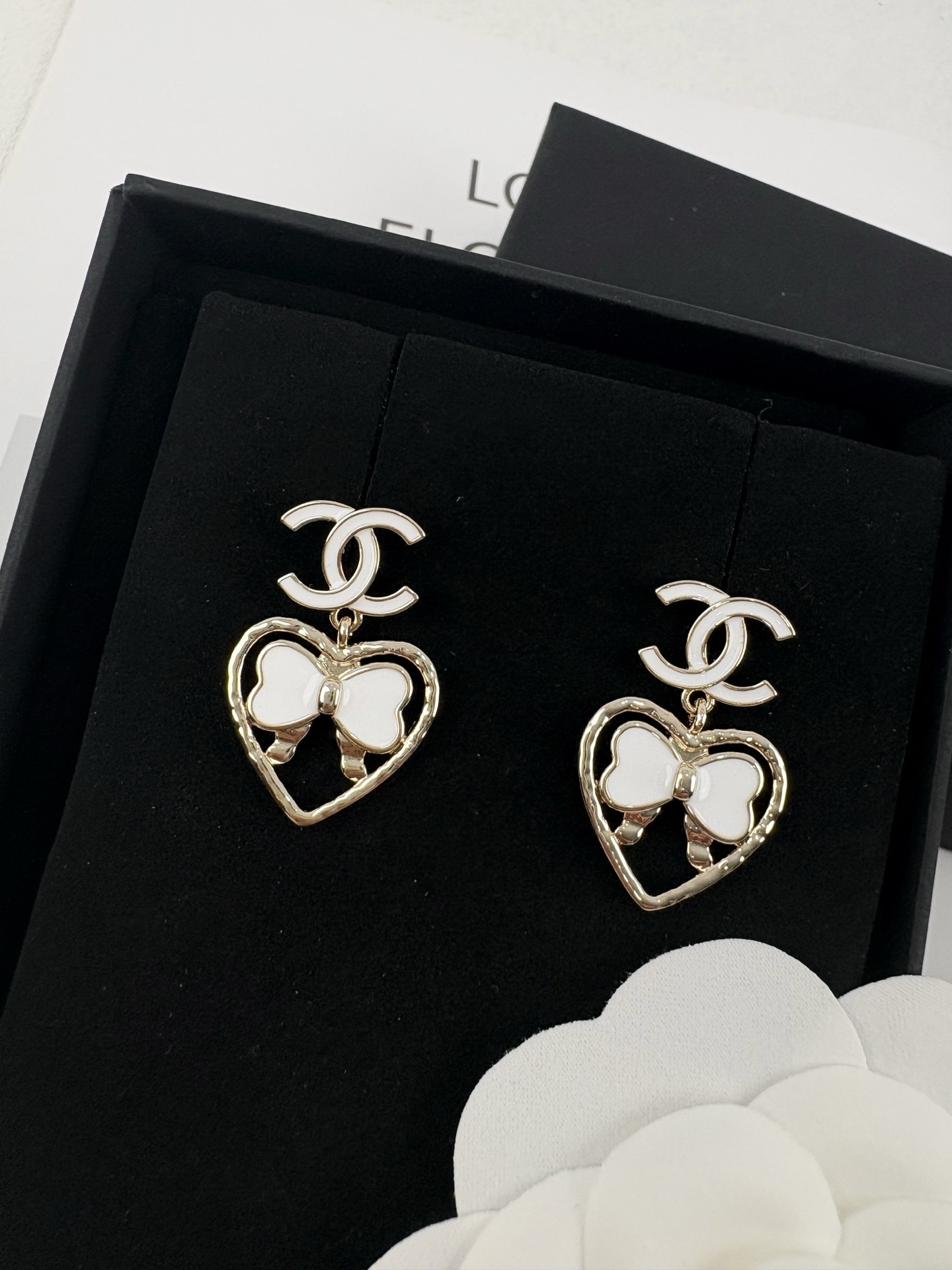 NO:104205,P Xiaoxiang early spring new style white oil dripping enamel love bow earrings, Chanel stud earrings, chanel, earrings19860909P 小香早春新款 白色滴油珐琅 爱心蝴蝶结耳环,香奈儿耳钉,chanel,earrings,Jewelry