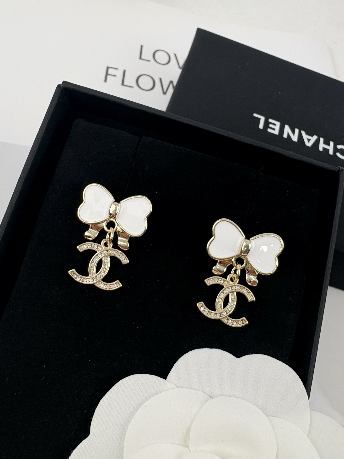 NO:104208,Xiaoxiang early spring new style white dripping enamel bow double C full diamond earrings, Chanel earrings, chanel, earrings19860909小香早春新款 白色滴油珐琅 蝴蝶结双C满钻耳环,香奈儿耳钉,chanel,earrings,Jewelry