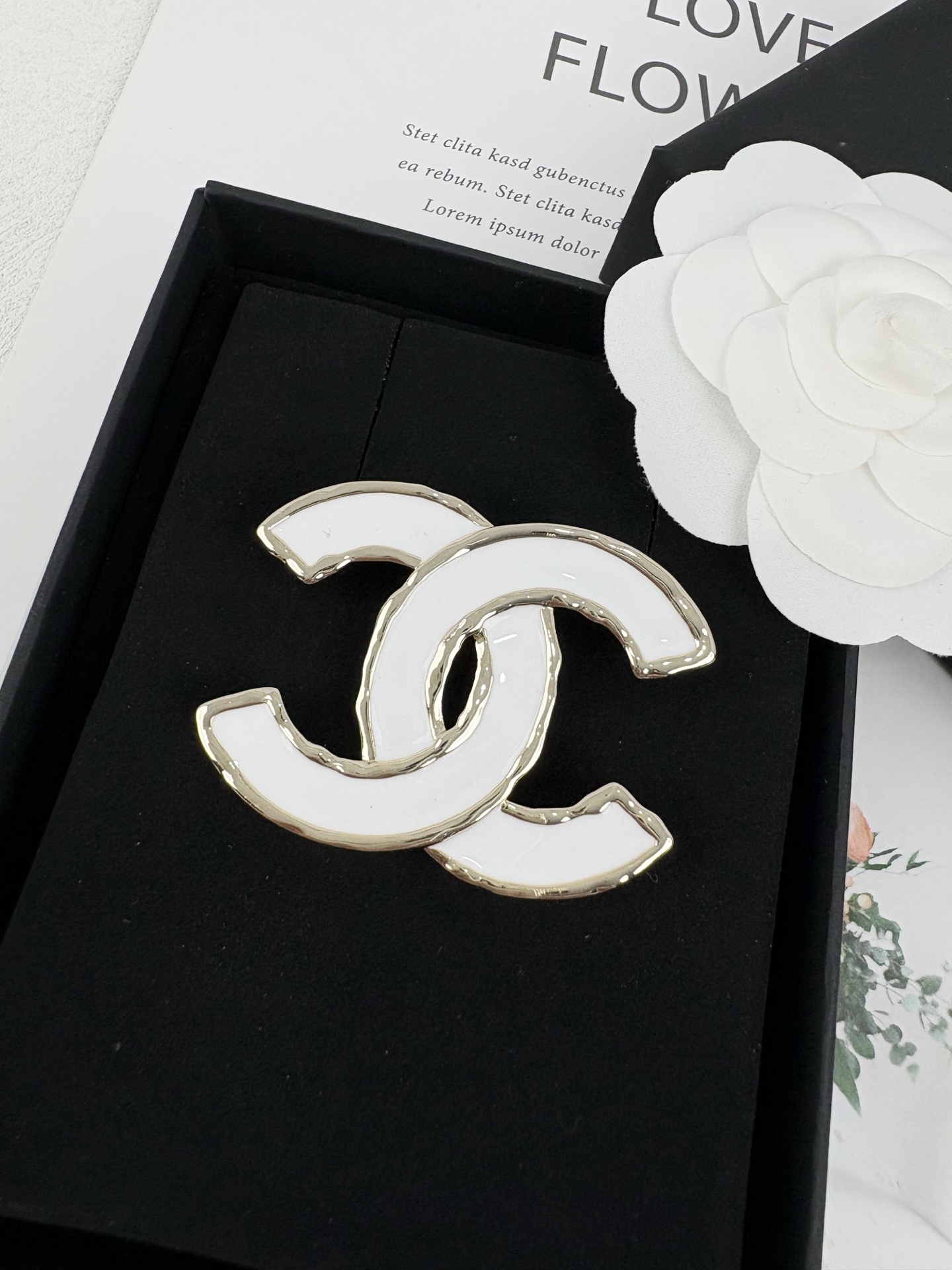 NO:359516,Xiaoxiang new style white enamel double C brooch, Chanel brooch, chanel, brooch, breastpin19860909小香新款 白色珐琅 双C胸针,香奈儿胸针,chanel,brooch，breastpin,Jewelry