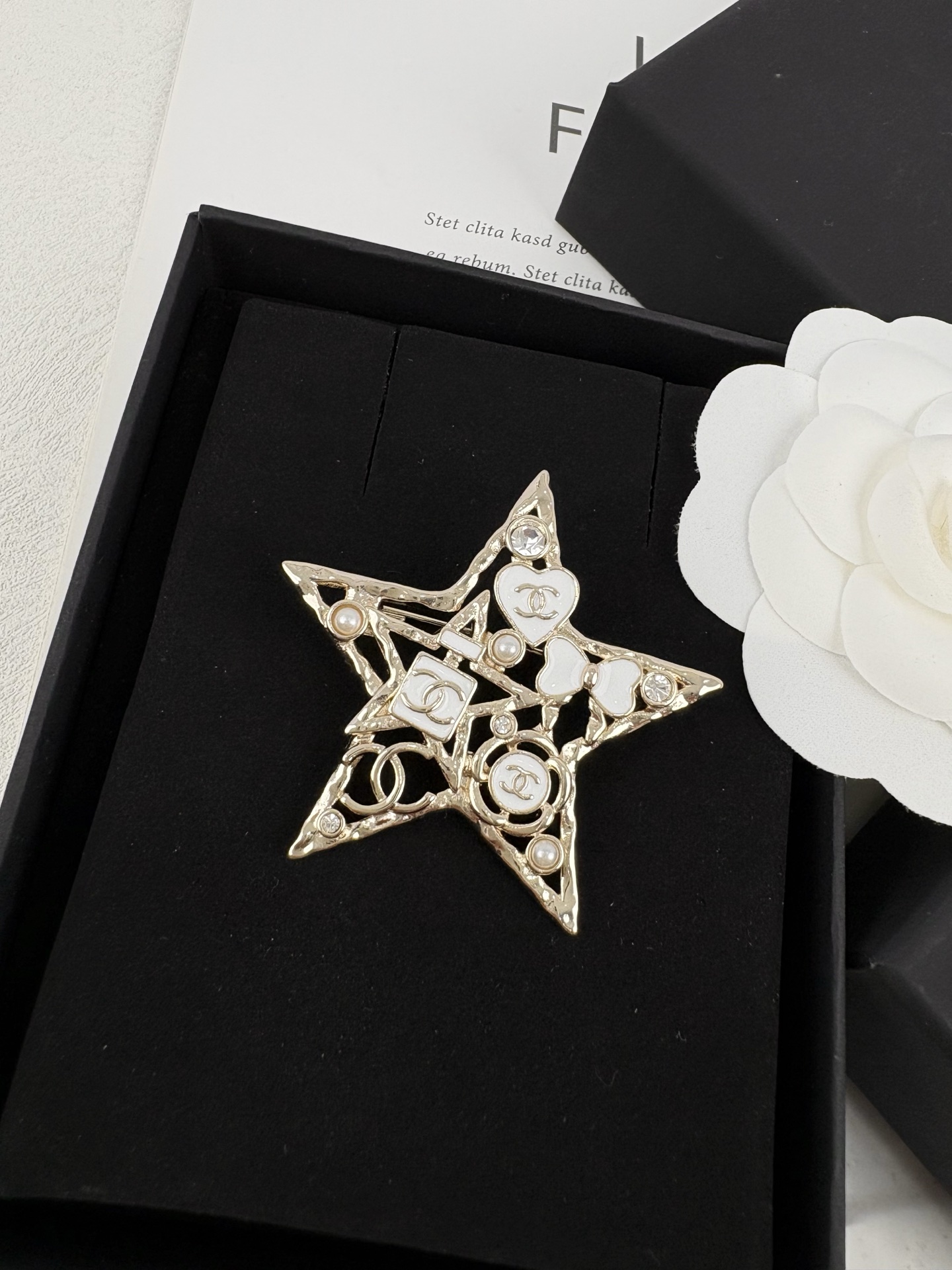 NO:359174,Xiaoxiang new style, five-pointed star light gold, rhinestones, love, pearl perfume bottle bow double c multi-element brooch, Chanel brooch, chanel, brooch, breastpin19860909小香新款 五角星浅金色 水钻爱心 珍珠香水瓶蝴蝶结双c多元素胸针,香奈儿胸针,chanel,brooch，breastpin,Jewelry