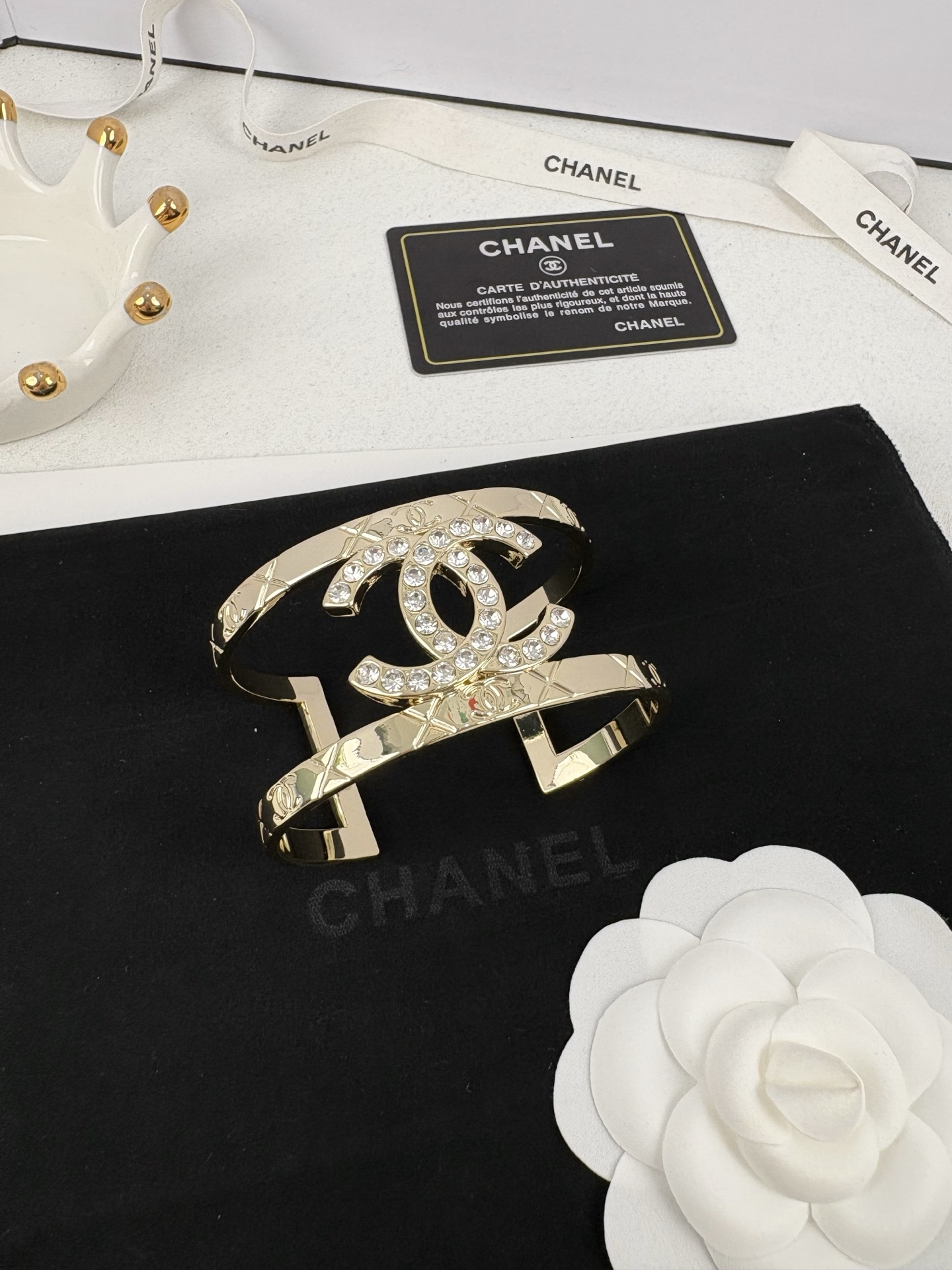 NO:104235,Xiaoxiang new model heavy industry pattern diamond pattern double C full diamond gold open bracelet, Chanel bracelet, chanel, bracelet19860909小香新款 重工款 菱格纹 双C满钻 金色 开口手镯,香奈儿手镯,chanel,bracelet,Jewelry