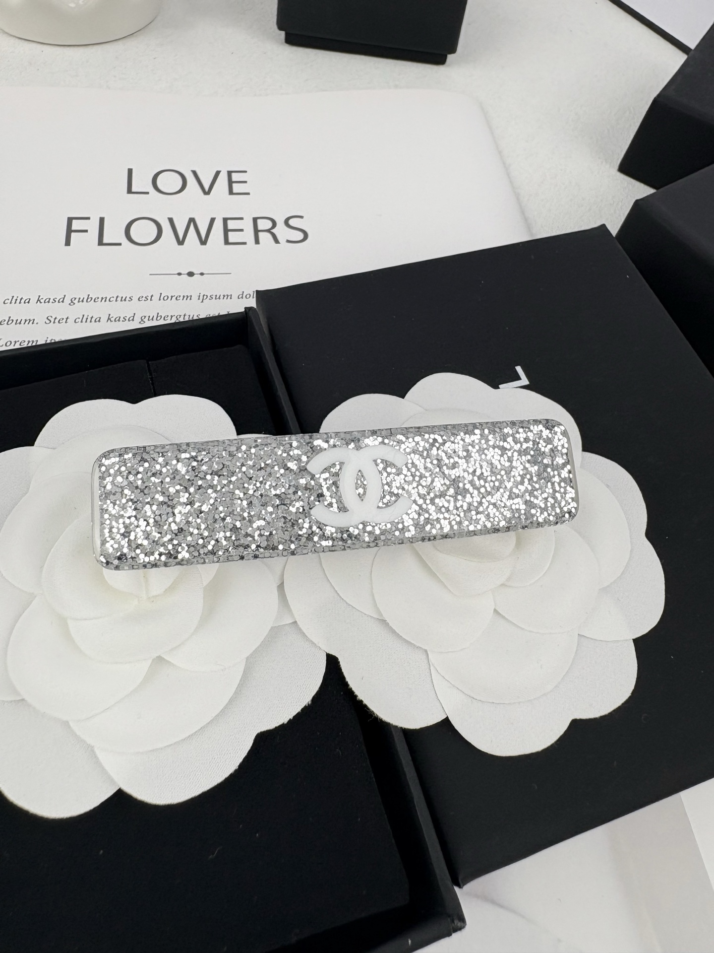 NO:103960,Xiaoxiang new product, fashionable and simple, silver sequin acrylic, one-line hair clip, spring clip, Chanel hair clip, chanel, hairpins19860909小香新品 时尚简约 银色亮片亚克力 一字发夹 弹簧夹,香奈儿发夹,chanel,hairpins,Jewelry
