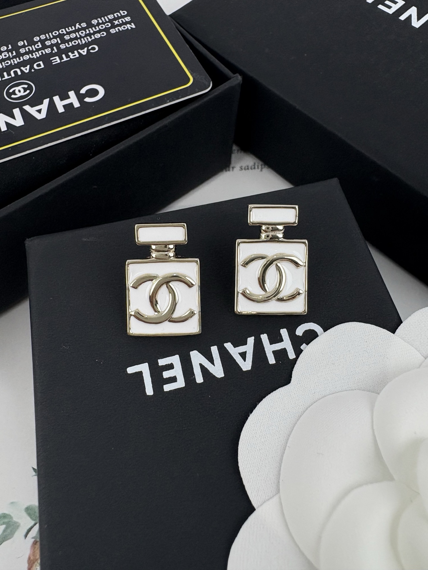 NO:104492,Xiaoxiang new style white enamel perfume bottle earrings, Chanel earrings, chanel19860909小香新款 白色珐琅 香水瓶 耳钉,香奈儿耳钉,chanel,Jewelry