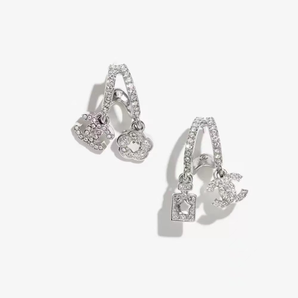 NO:359216,Xiaoxiang 25 new product, silver full diamond, perfume bottle shape, flowers, AB style, earrings, Chanel stud earrings, chanel, earrings19860909小香25新品 银色满钻 香水瓶造型 花朵 AB款 耳环,香奈儿耳钉,chanel,earrings,Jewelry