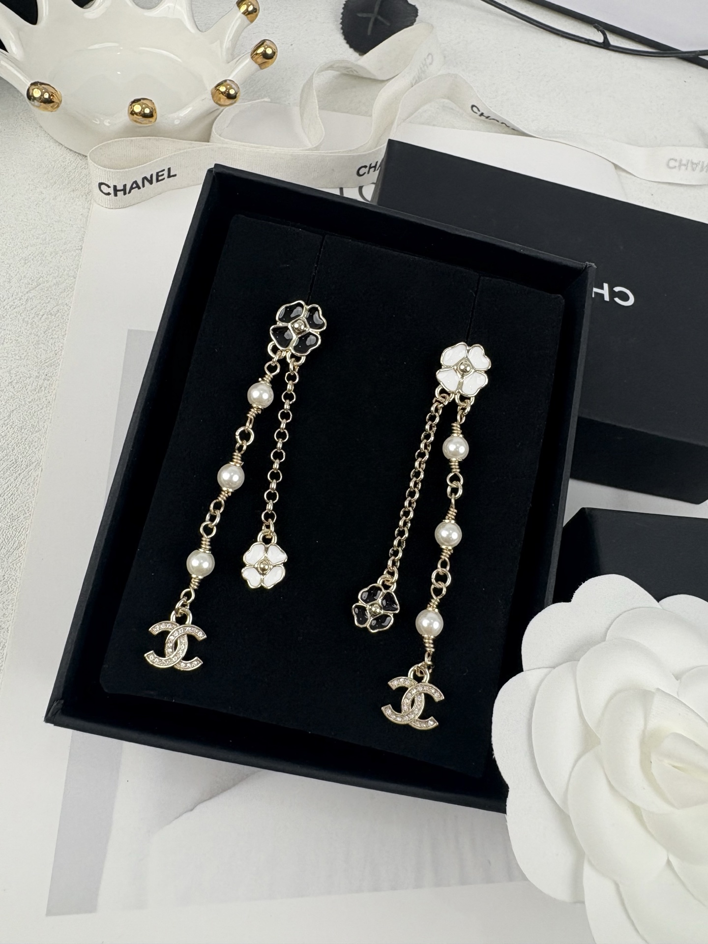 NO:359224,Xiaoxiang new product, black and white, camellia, pearl chain, double c rhinestone, tassel, long earrings, Chanel, earrings19860909小香新品 黑白色 山茶花 珍珠链条 双c水钻 流苏 长款耳环,香奈儿耳钉,chanel,earrings,Jewelry