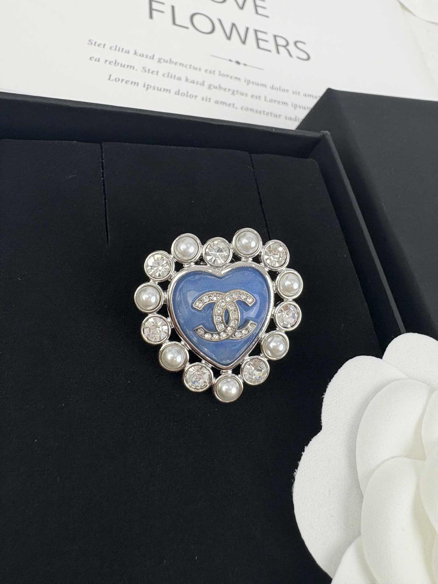NO:104398,Xiaoxiang new product blue love resin pearl rhinestone double c peach heart brooch, Chanel brooch, chanel, brooch, breastpin19860909小香新品 蓝色爱心 树脂 珍珠拼水钻 双c桃心 胸针,香奈儿胸针,chanel,brooch，breastpin,Jewelry