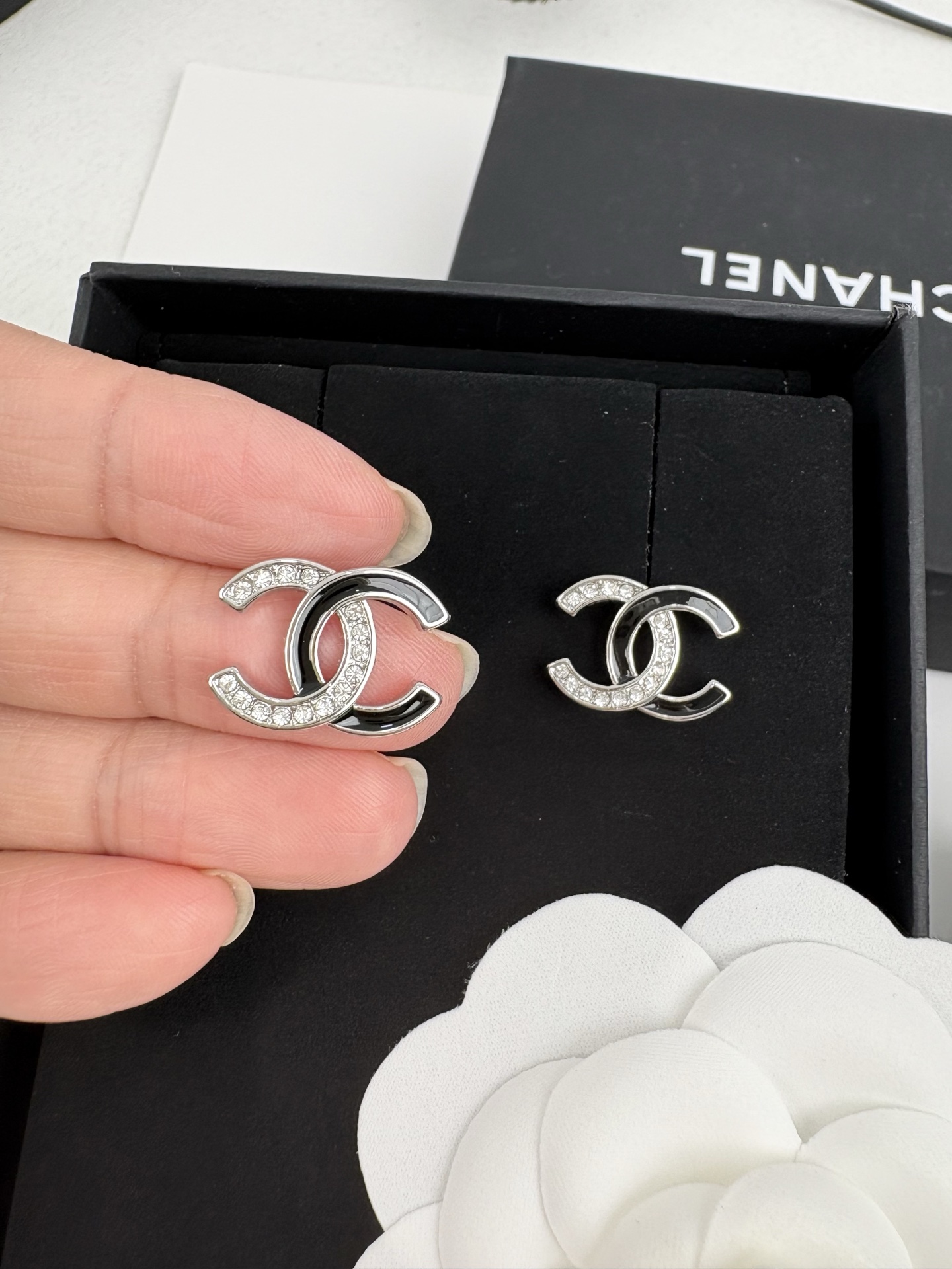 Chanel Chanel 银黑色滴油 双c半边满钻 耳钉