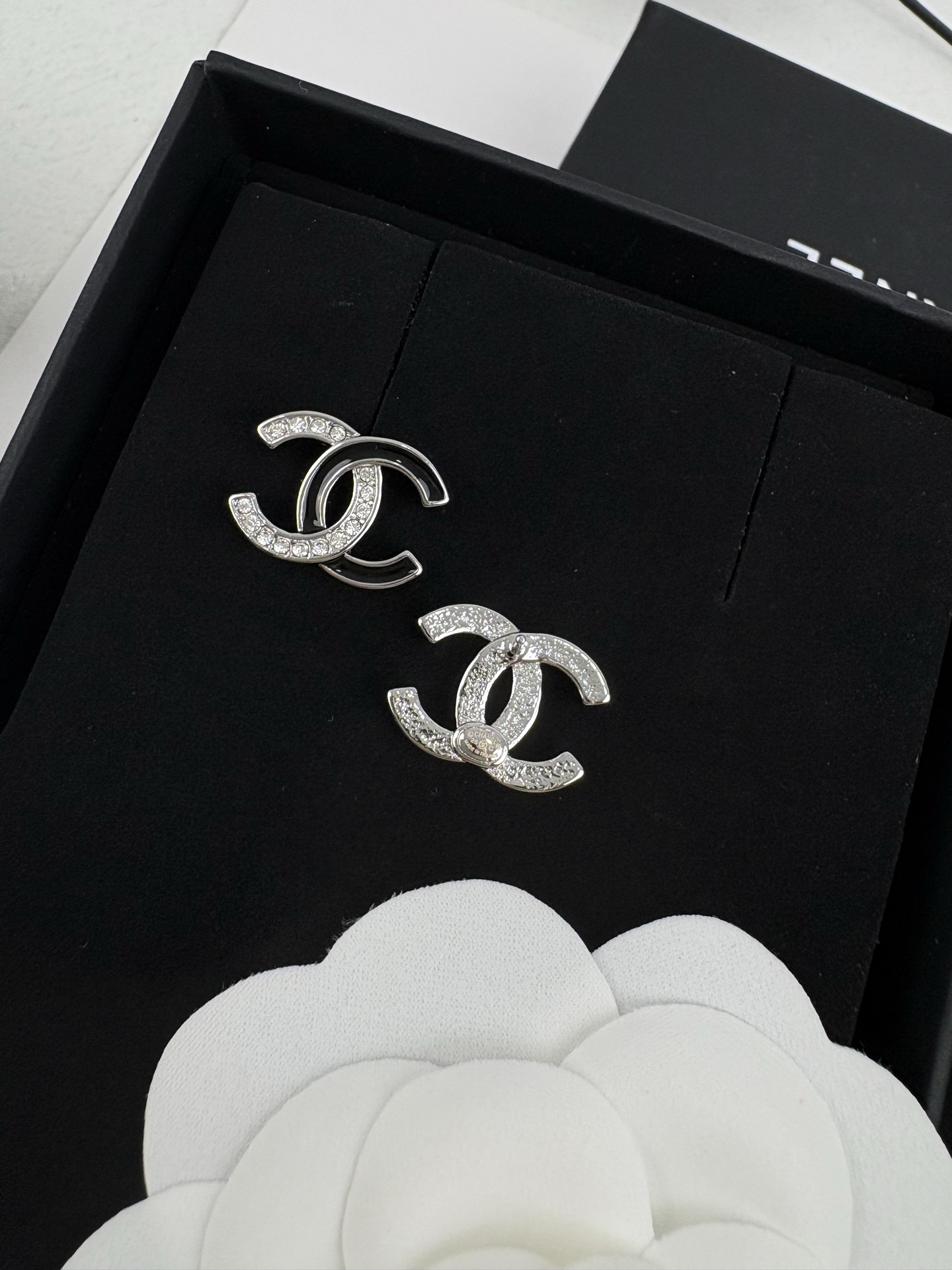 Chanel Chanel 银黑色滴油 双c半边满钻 耳钉