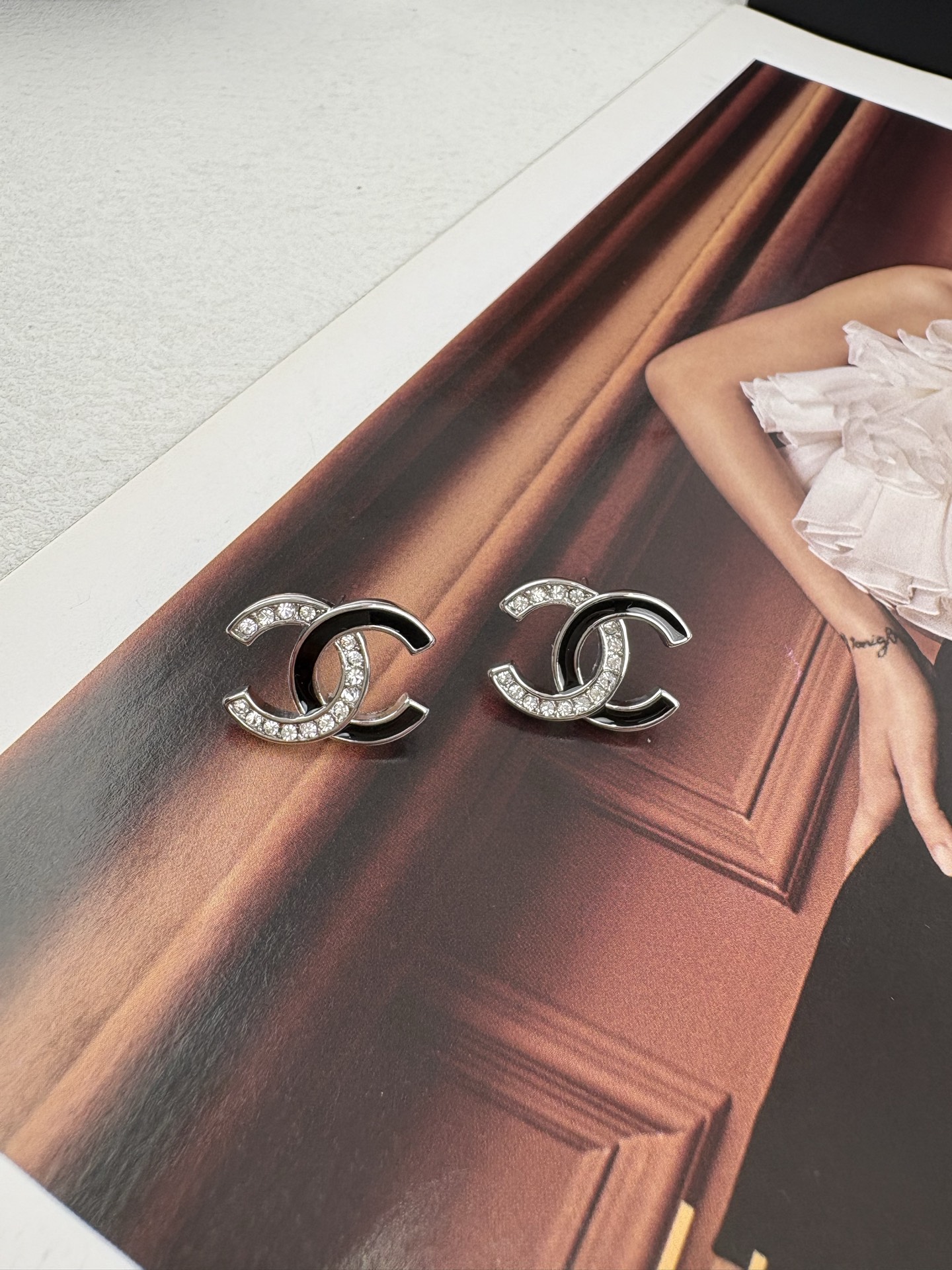 Chanel Chanel 银黑色滴油 双c半边满钻 耳钉